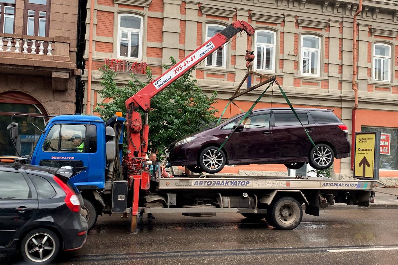 В Красноярском крае заметно подорожают эвакуация авто и штрафстоянка.  С 1 февраля стоимость перевозки автомобиля на штрафстоянку в границах одного населенного пункта повысится:    За ТС массой до 2,5 тонн придется заплатить 3 414 руб.; За ТС от 2,5 до 5 т. — 8 691 руб.; Свыше 5 тонн — 21 693 руб.  Обновится с 1 февраля и тариф на хранение автомобиля: это 51 рубль за 1 час штрафстоянки. Раньше было 44 рубля.    Подписаться