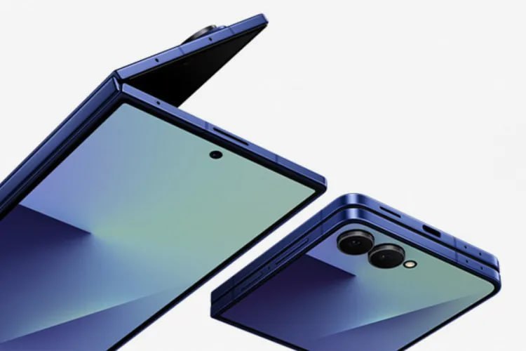 Новые смартфоны Samsung Fold: полные характеристики До начала официального мероприятия Galaxy Unpacked остаются всего два дня, однако благодаря утечкам уже стали известны все детали о новых складных устройствах Samsung. Роланд Квандт из WinFuture получил доступ к промоматериалам компании и опубликовал полные спецификации трех новых моделей на своей странице: ссылка на источник. Galaxy Z Fold 7 станет значительно тоньше в сравнении с предыдущими моделями. Его толщина в разложенном состоянии составит 4,2 мм, а в сложенном — 8,9 мм, что практически совпадает с характеристиками Oppo Find N5 и Honor Magic V5. Несмотря на уменьшение толщины, Samsung увеличила размеры экранов: внешний дисплей вырастет до 6,5 дюйма, а внутренний — до 8 дюймов. Батарея останется прежней ёмкости в 4400 мАч, но вес устройства снизится до 216 граммов.