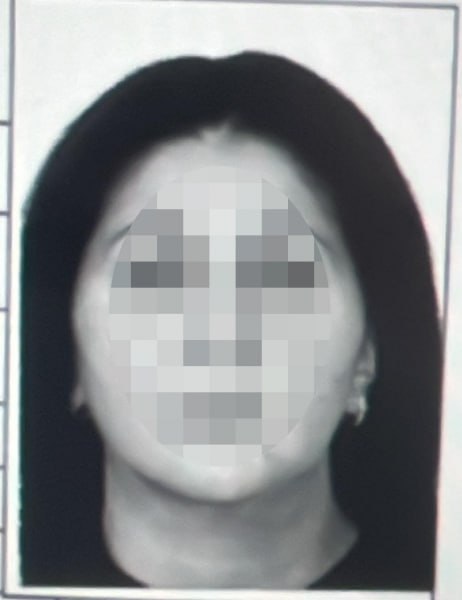 Во Владикавказе задержали мошенницу похитившую около 3 млн рублей у горожан Помощь в получении кредитов оформлении инвалидности а также перепродажа золотых изделий список услуг который ранее судимая жительница г Алагира 1976 года рождения обещала жертвам Накануне в дежурную часть полиции стали поступать заявления от граждан которые оказались жертвой мошенницы С их слов некая Анжела обещала различную юрпомощь оперируя знакомствами и связями однако длительное время не выполняла обещанного и не возвращала полученные за услуги денежные средства Сотрудники отдела полиции 4 Управления МВД России по г Владикавказу установили личность подозреваемой и задержали ее Ею оказалась ранее судимая 49 летняя жительница Алагира По предварительным данным общая сумма ущерба составила около трех миллионов рублей В отношении подозреваемой возбуждено уголовное дело по ч 4 ст 159 УК РФ Мошенничество Санкция статьи предусматривает максимальное наказание в виде лишения свободы на срок до 10 лет