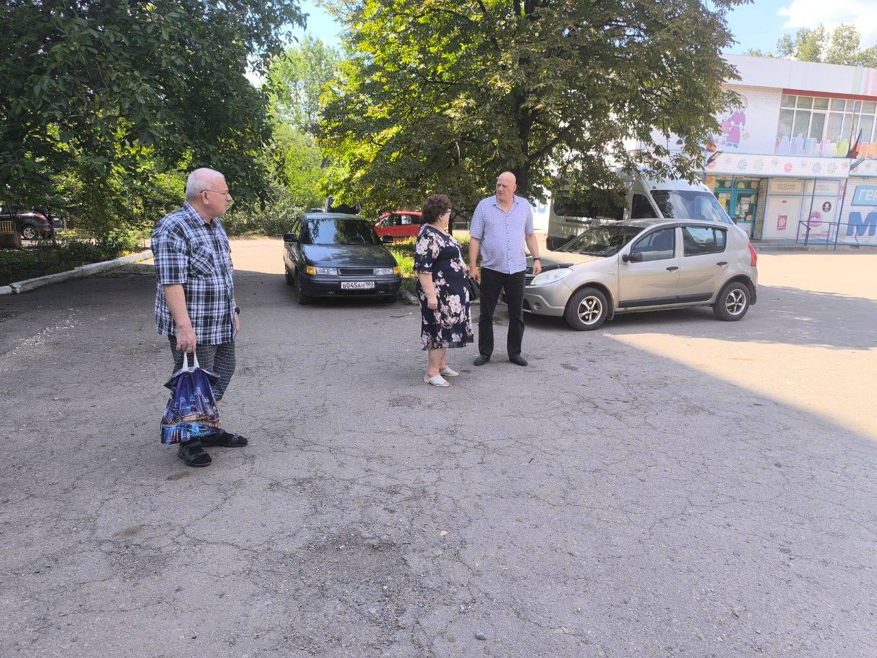 По заявке из чат-бота Главы ДНР депутат фракции ЛДПР выехал на место порыва воды в Горловке.  10 августа депутат Народного совета ДНР  фракция ЛДПР  Александр Серёженко выехал на улицу Победы, 116  район магазина «Геркулес»  по обращению Дмитрия Кривошеева в чат-бот Дениса Пушилина.  В ходе осмотра установлено, что на сегодняшний день порыв устранён, однако благоустройство после ремонта не приведено в порядок: разрытие не засыпано, старая труба не убрана. Местные жители рассказали, что ремонтная бригада приезжала дважды: первый раз устранили течь, но ненадолго, затем заменили участок трубы. Сейчас течи нет, но работы по благоустройству остаются необходимыми.    «Важно не просто устранить аварию, но и довести место ремонта до порядка. Мы проведём работу с водоканалом, чтобы вопрос благоустройства был решён в ближайшее время», - отметил Александр Серёженко.    Мы плечом к плечу бьемся за воду: вместе наведем порядок и обязательно добьемся результата!