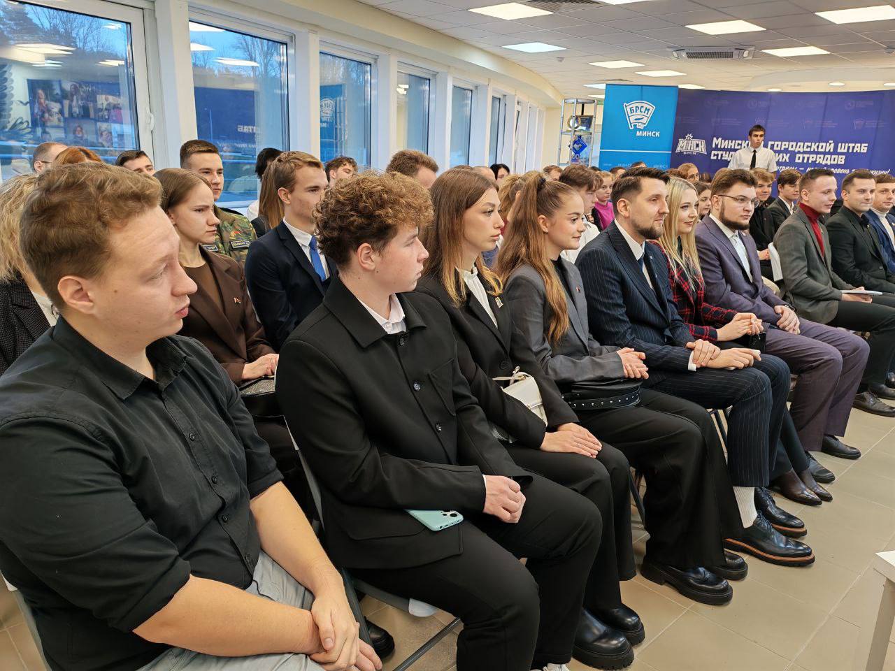 В Заводском районе стартовал молодежный проект PRO Службу Цель проекта популяризировать государственную гражданскую службу среди молодого поколения К открытому диалогу присоединились представители активной молодежи члены Молодежных советов при администрации района Совета Республики Мингорсовета БРСМ участники проекта Минская смена Молодежного совета при администрации Заводского района специалисты по работе с молодежью предприятий На связи с молодежью столицы