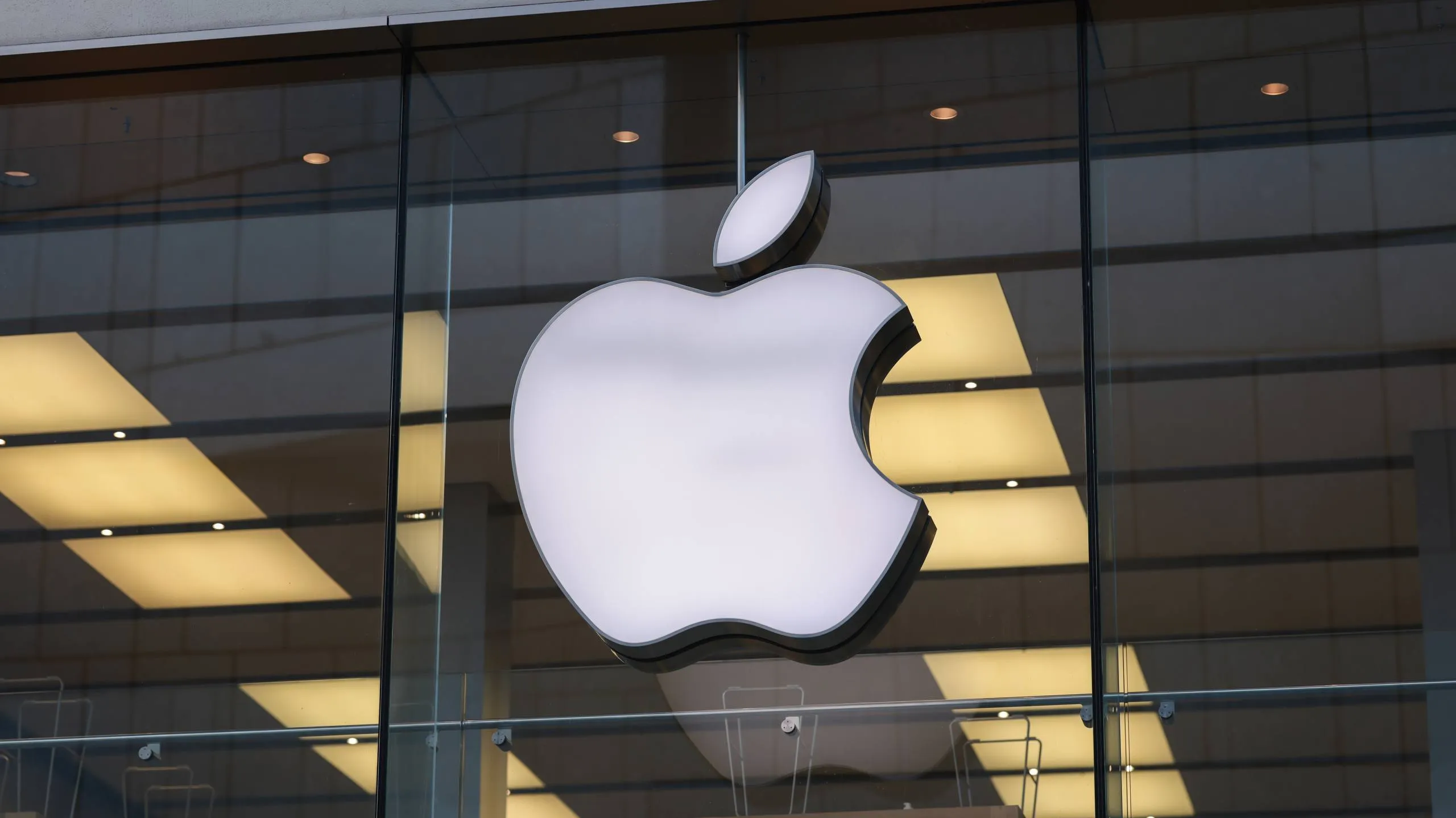 Apple скупила всю память на рынке из за чего китайские бренды отказываются от флагманов В отчёте перед инвесторами Apple отметила что компания не испытывает проблем с запасами памяти а главным дефицитным компонентом являются процессоры производимые компанией TSMC Ранее аналитик Джефф Пу допускал что Intel может присоединиться к производству части процессоров A серии для базовых моделей iPhone начиная примерно с чипов A21 или A22 Инсайдеры заявляют что за последние полгода Apple выкупила всю доступную память на рынке и активно подписывает долгосрочные соглашения с крупными поставщиками сильно мешая конкурентам По некоторым оценкам в этом году только на iPhone приходится около 2 4 эксабайта памяти В наиболее тяжёлой ситуации оказались китайские производители По слухам многие бренды планируют избавляться от самых дорогих версий флагманов Себестоимость одних только комплектующих для таких моделей может превышать 900