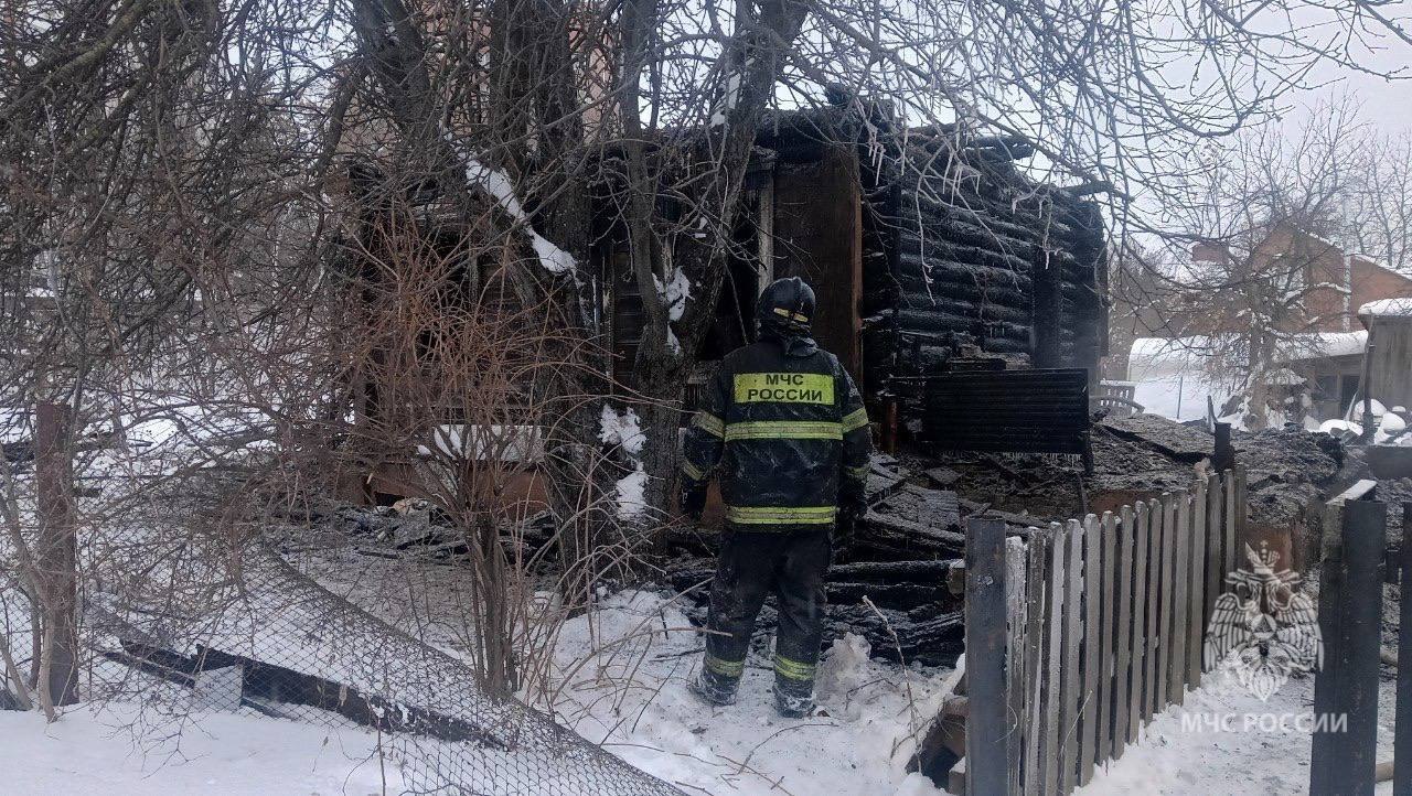 В городе Пензе пожар унес жизнь женщины  Сегодня в 3-18 поступило сообщение о пожаре на 2-м Объединенном проезде, в результате чего выгорело внутри на площади 50 квадратных метров деревянного дома. Погибла 84-летняя женщина, пострадал мужчина 62 лет.    От МЧС России на тушение пожара привлекались 17 человек личного состава и 3 единицы техники.    Предварительно причиной  пожара стало нарушение правил устройства и эксплуатации электропроводки.