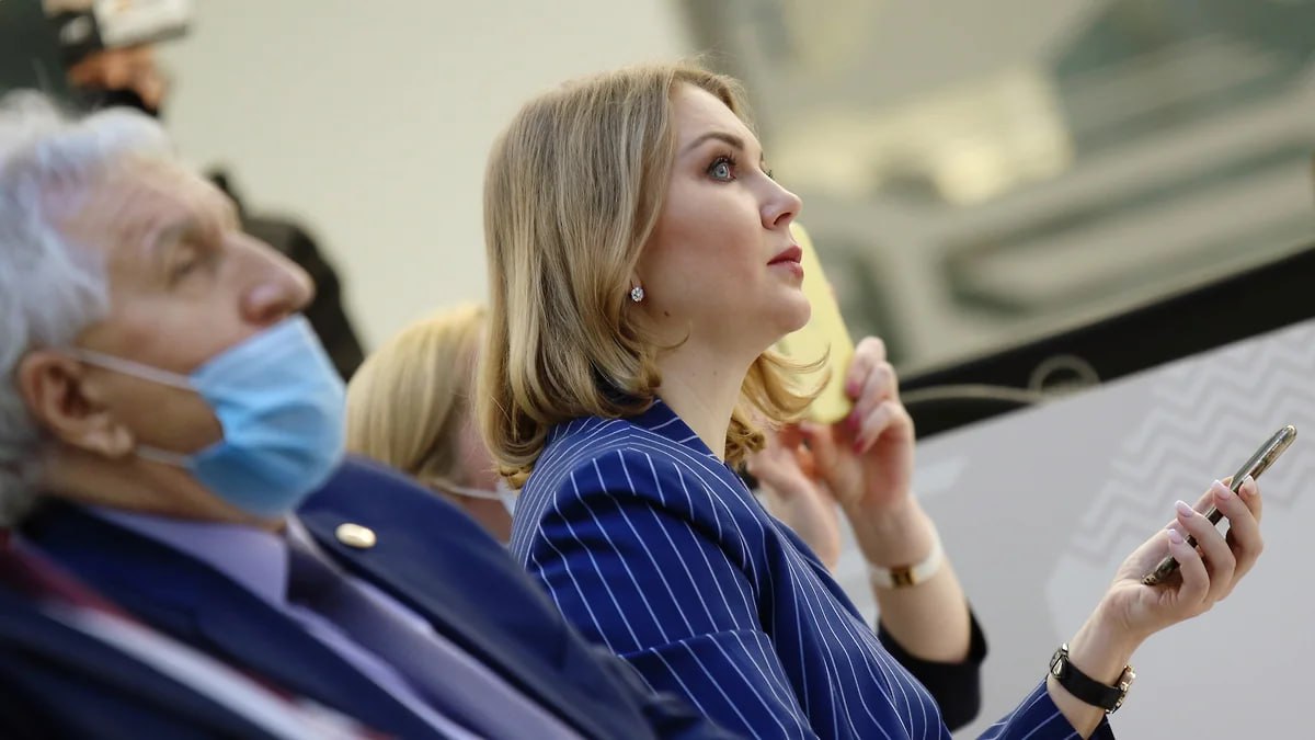 Ирина Волынец покинет пост детского омбудсмена Татарстана Об этом она рассказала корреспонденту Ъ Волга Урал Ирина Волынец занимала должность детского омбудсмена с 2020 года Она выступала за запрет движений квадроберов и фембоев блокировку игровой платформы Roblox ограничение продажи алкоголя и табачной продукции лицам младше 21 года и с другими инициативами Должность уполномоченного по правам республики согласовывает детский омбудсмен РФ Мария Львова Белова Фото Коммерсантъ Данила Егоров kommersantkazan