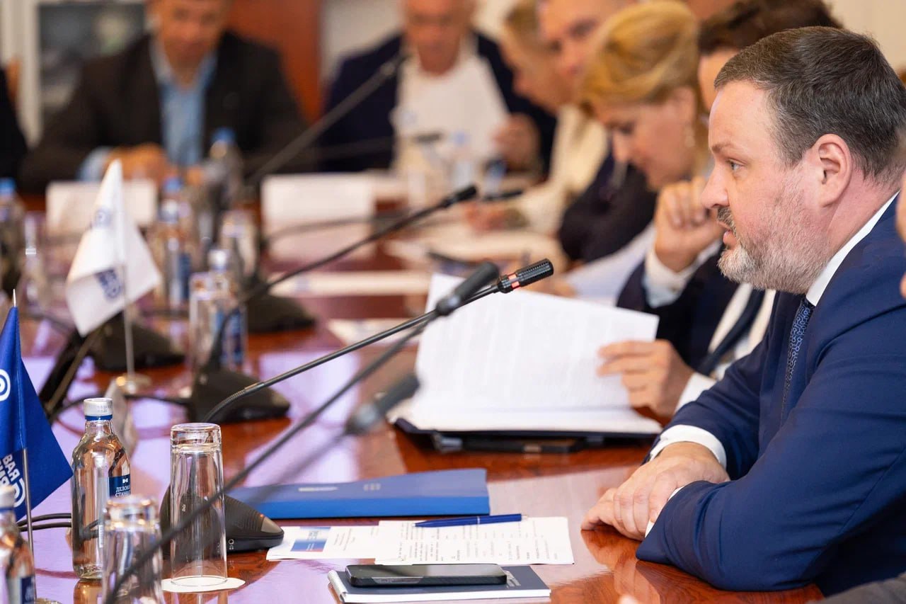 Делороссы обсудили с главой Минтруда Антоном Котяковым вопросы обеспечения производств необходимыми кадрами. Председатель «Деловой России» Алексей Репик отметил, что компаниям в первую очередь необходимы сотрудники со средним профобразованием и инженеры, готовые реализовывать задачи, которые будет ставить бизнес и промышленность. «Мы открываем для этого инженерные школы, участвуем в создании учебных центров, идет программа «Профессионалитет». Важно, чтобы экономика потребления у нас не «съела» экономику предложения, для этого нужно защищать рабочие места в экономике предложения, в первую очередь - в промышленности, снижать арбитражи, не допускать перекосов. Такую системную работу мы ведем с ФНС. В вопросах подготовки кадров, создания условий для роста занятости рассчитываем на взаимодействие с Минтрудом и нацпроект «Кадры»», – подчеркнул председатель «Деловой России». Антон Котяков рассказал о механизмах нацпроекта «Кадры». Министр представил результаты первого кадрового прогноза экономики на ближайшие 5 лет. По его словам, в горизонте до 2030 в экономику потребуется привлечь порядка 10,9 млн человек. Основной резерв – это молодежь. Подробнее о встрече