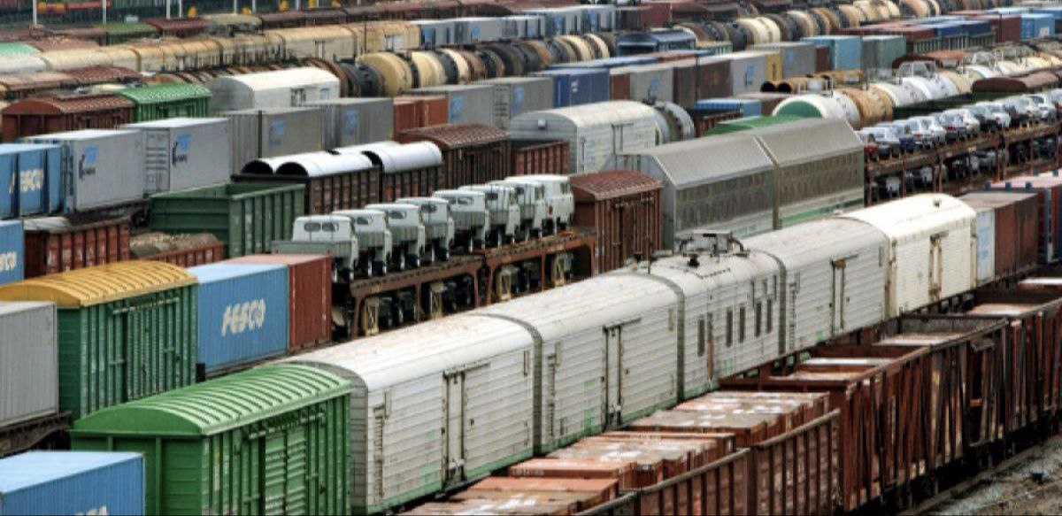 «КТЖ» и TCDD Taşimacilik договариваются о развитии ТМТМ «Казахстанские железные дороги» и TCDD Taşimacilik A.Ş. подписали соглашение о сотрудничестве и развитию грузоперевозок по ж/д маршруту Среднего коридора. Соглашение подразумевает: • Организацию регулярного ж/д сообщения между Казахстаном и Турцией • Увеличение объёмов перевозок на ж/д участке «Баку — Тбилиси — Карс» • Расширение пропускной способности грузовых перевозок между Китаем и Европой/Африкой в обоих направлениях • Оптимизацию транзитных процедур и координацию логистических операций для повышения эффективности перевозок • Упрощение таможенных и административных процессов для обеспечения ускоренного прохождения товаров через границы Ранее LogiStan писал о том, что «КТЖ» и «РЖД» договорились увеличить на 30% количество передаваемых через погранпереходы ж/д составов. Logistan.info Логистика Экономика