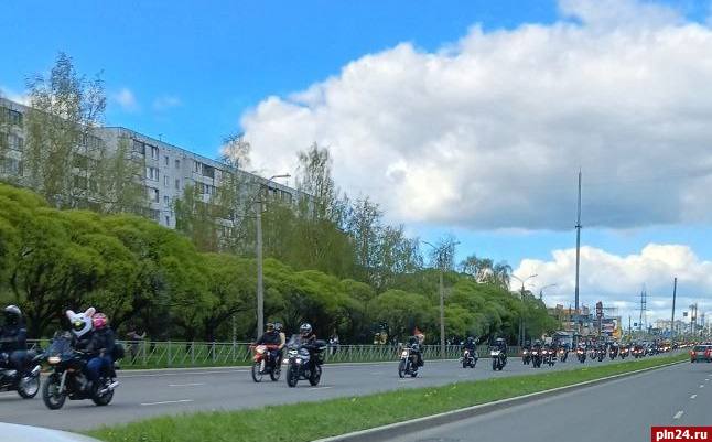 В Пскове открыли мотосезон Официальное открытие мотосезона состоялось в Пскове в субботу, 3 мая. Сбор мотоциклистов прошел на Соколихе. Оттуда колонна отправилась по улицам города. Участников мотодвижения сегодня также ждет дружеское общение на клубной поляне в Белом Мхе, клубная кухня, живая музыка, эндуро-заезд, конкурсы и фаер-шоу, сообщили Псковской Ленте Новостей в мотоклубе «Позитивная механика».