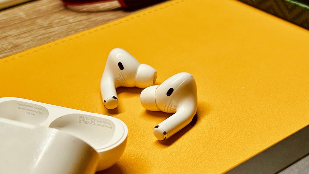 Следующие AirPods получат микрокамеры, но фотографировать не смогут  Журналист Марк Гурман из Bloomberg поделился новыми подробностями о планах Apple о выпуске AirPods с камерами в будущем. Сразу ответим: нет, компания не хочет ещё больше следить за пользователями.  По словам Гурмана, крошечные камеры не будут предназначены для съёмки фотографий. Они будут выступать инфракрасными датчиками. Эту же информацию ранее озвучил аналитик TFI Securities Мин-Чи Куо — этот компонент будет похож на сенсор Face ID в iPhone.  Для чего вообще наушникам камеры? AirPods с инфракрасными камерами обеспечат улучшенное пространственное звучание в связке с гарнитурой Apple Vision Pro. Ещё компания может реализовать управление жестами в воздухе.  Если предполагаемые сроки массового производства 2026 года останутся в рамках графика, новые AirPods с инфракрасными камерами могут выйти уже осенью 2026 года.