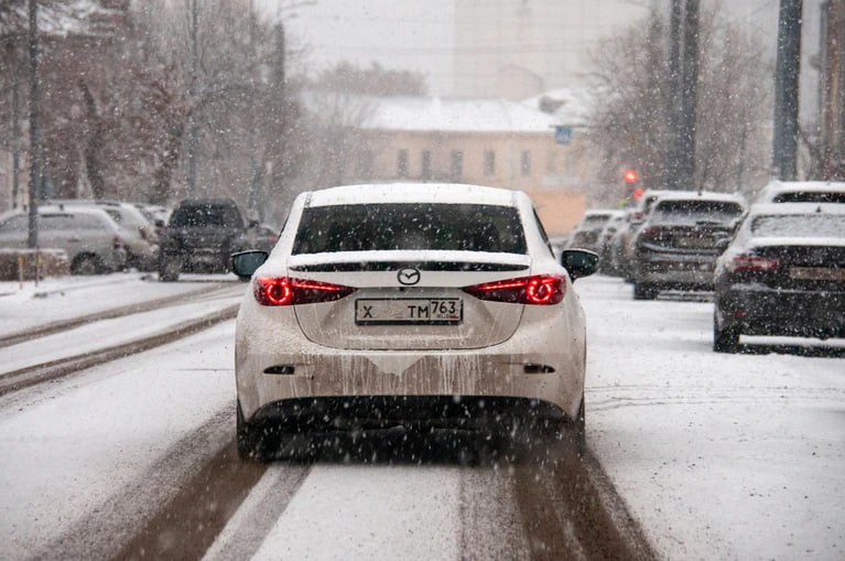 Российских водителей могут перестать штрафовать за нарушение разметки в снегопады С соответствующим письмом к главе МВД Владимиру Колокольцеву обратился вице президент Национального автомобильного союза НАС Антон Шапарин Он пояснил что во время снегопадов водители часто получают такие штрафы в то время как саму разметку или дорожные знаки могут не видеть При этом штрафы приходят водителям автоматически так как нарушения фиксируются камерами видеонаблюдения В России за неправильную парковку и за нарушения дорожной разметки штраф варьируется в среднем от 500 рублей до 5 тыс рублей Подписаться на truekpru Читать нас в MAX