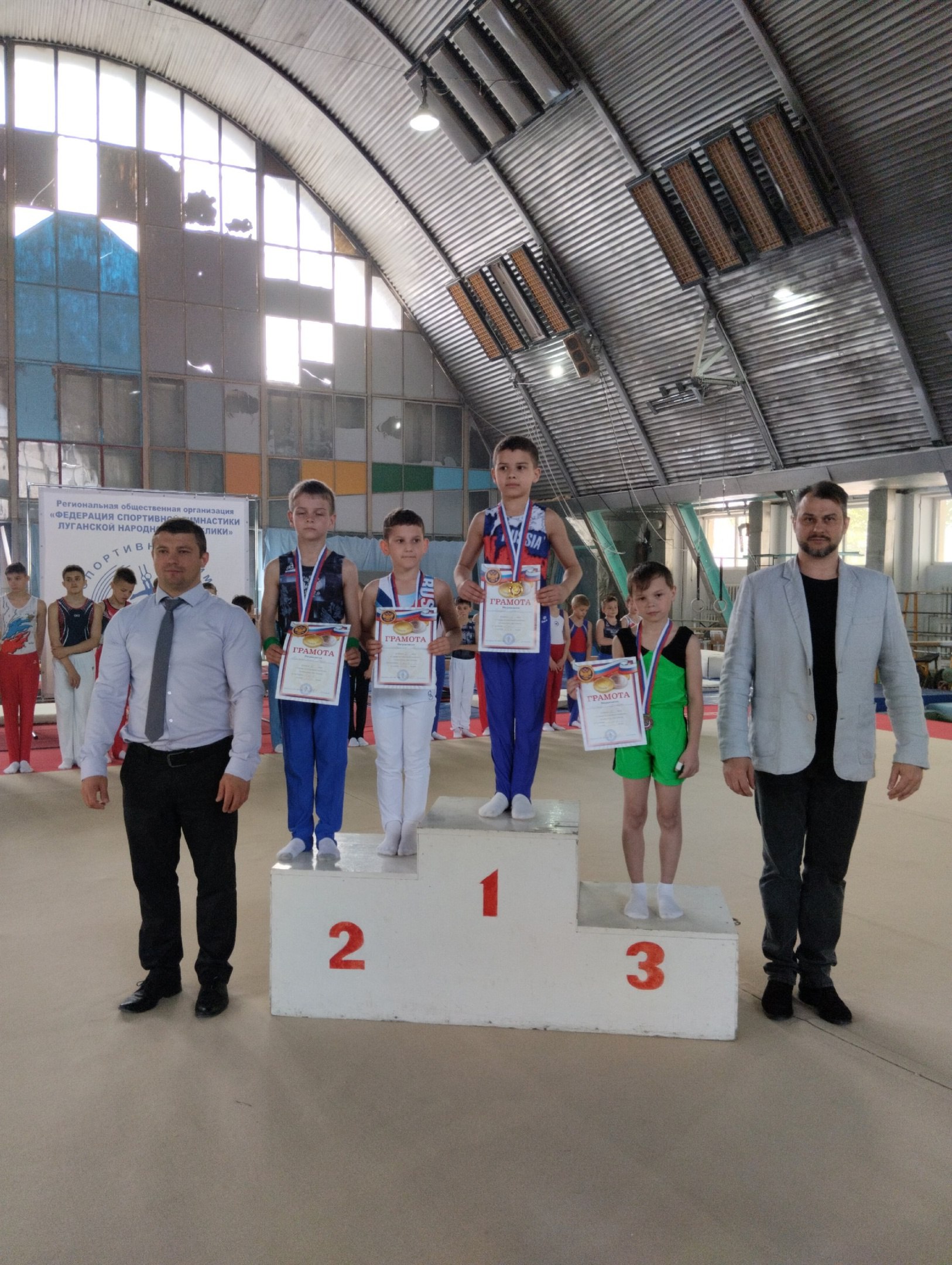 В городе Луганске состоялся Чемпионат и Первенство Луганской Народной Республики по спортивной гимнастике. В соревнованиях принимали участие спортсмены из г. Луганска, г. Первомайска и г. Ровеньки. В упорной борьбе по 2 разряду 3 место занял Гринка Михаил, 5 место - Зубченко Азарий. По 3 разряду 1 место занял Мельничук Илья. По 1 юн разряду 2 место занял Каминский Егор. По КМС Романенко Эдуард - 5 место. Призёры были награждены медалями и грамотами.