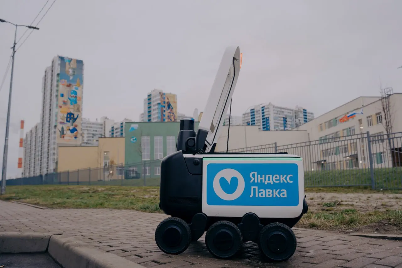 Жители еще двух районов Петербурга смогут пользоваться роботами доставщиками Жители Калининского и Красногвардейского районов Санкт Петербурга получили возможность получать заказы с помощью автономных роботов курьеров Беспилотная техника доставляет продукты готовую еду и товары повседневного спроса из дарксторов сообщили в компании Яндекс  В Калининском районе услуга доступна при заказах из четырех дарксторов Яндекс Лавки у проспекта Просвещения улицы Вавиловых Тихорецкого проспекта и проспекта Маршала Блюхера В Красногвардейском районе к системе подключены три склада на Большой Пороховской улице Индустриальном проспекте и проспекте Ударников  Теперь рободоставка работает в трех районах города Первой территорией стал Приморский район где сервис запустили в ноябре 2025 г Всего задействовано 15 роботизированных дарксторов В планах расширение на другие районы а также подключение к доставке готовых блюд Яндекс Telegram Max