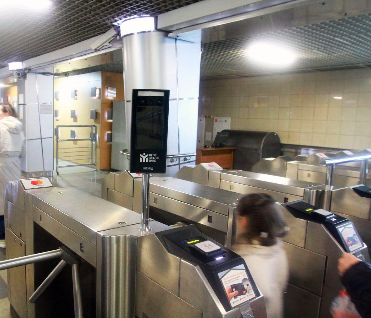 В метро Казани планируют отказаться от жетонов Их заменят на QR коды Причина туристы которые ежегодно увозят в качестве сувениров жетоны на 7 миллионов рублей   Подписаться в MAX на случай блокировки Telegram