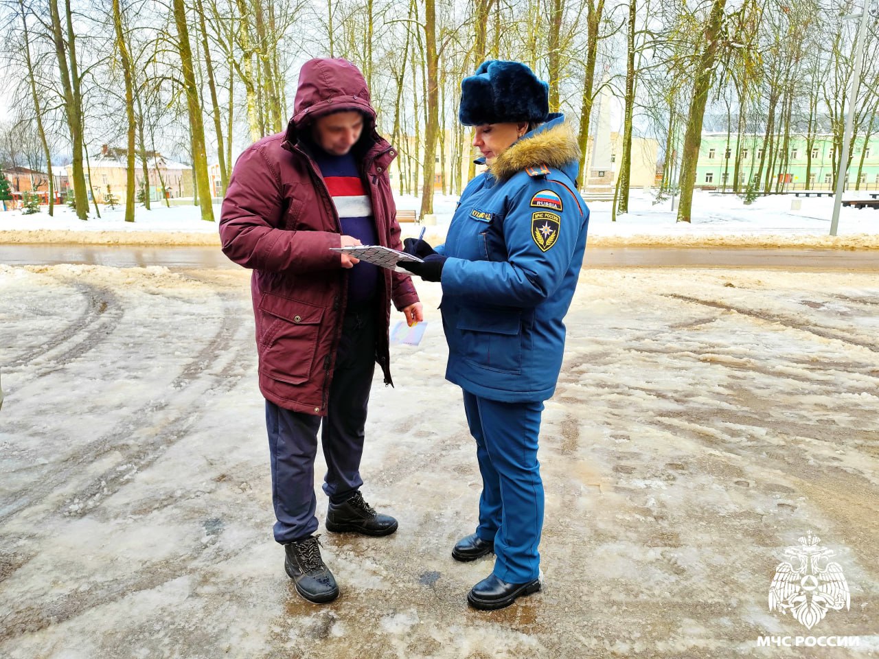 Не надейся "на авось", чтобы пожар тушить не пришлось   В муниципальных округах Смоленской области инспекторы государственного пожарного надзора МЧС России продолжают проводить профилактическую работу с населением, направленную на предотвращение пожаров, травмирования и гибели на них людей. Специалисты чрезвычайного ведомства объясняют, что обезопасить себя от коварной огненной стихии, спасти жизнь себе и родным, имущество, в руках каждого. Для этого необходимо лишь неукоснительно соблюдать правила пожарной безопасности в быту.  Читать далее.    #МЧСРоссии #ГПН_Смоленск