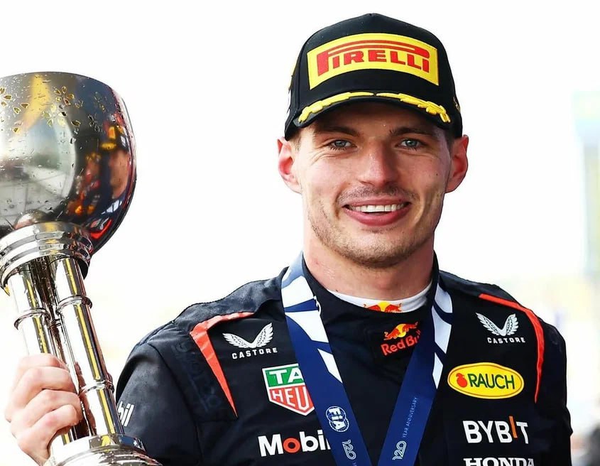 Макс Ферстаппен остался самым высокооплачиваемым гонщиком Формулы 1 в 2025 году Десять самых высокооплачиваемых гонщиков Формулы 1 в этом сезоне совокупно заработали около 363 миллионов долларов в виде зарплат и бонусов следует из рейтинга составленного Forbes Больше всех получил пилот Red Bull Макс Ферстаппен который уже четыре года никому не уступает верхнюю строчку в рейтинге В этом году он заработал около 65 миллионов долларов в качестве зарплаты и ещё 11 миллионов бонусами На втором месте семикратный чемпион Льюис Хэмилтон Он имеет самую высокую зарплату порядка 70 миллионов долларов Однако его бонус за первый сезон в Ferrari после 12 лет с командой Mercedes Benz составил всего полмиллиона долларов Чемпион 2025 года Ландо Норрис оказался только на третьем месте по уровню дохода Он получил 18 миллионов долларов в качестве зарплаты 29 5 миллиона бонусами в течение сезона и 10 миллионов за титул чемпиона 2025 года Журнал Авто ру online