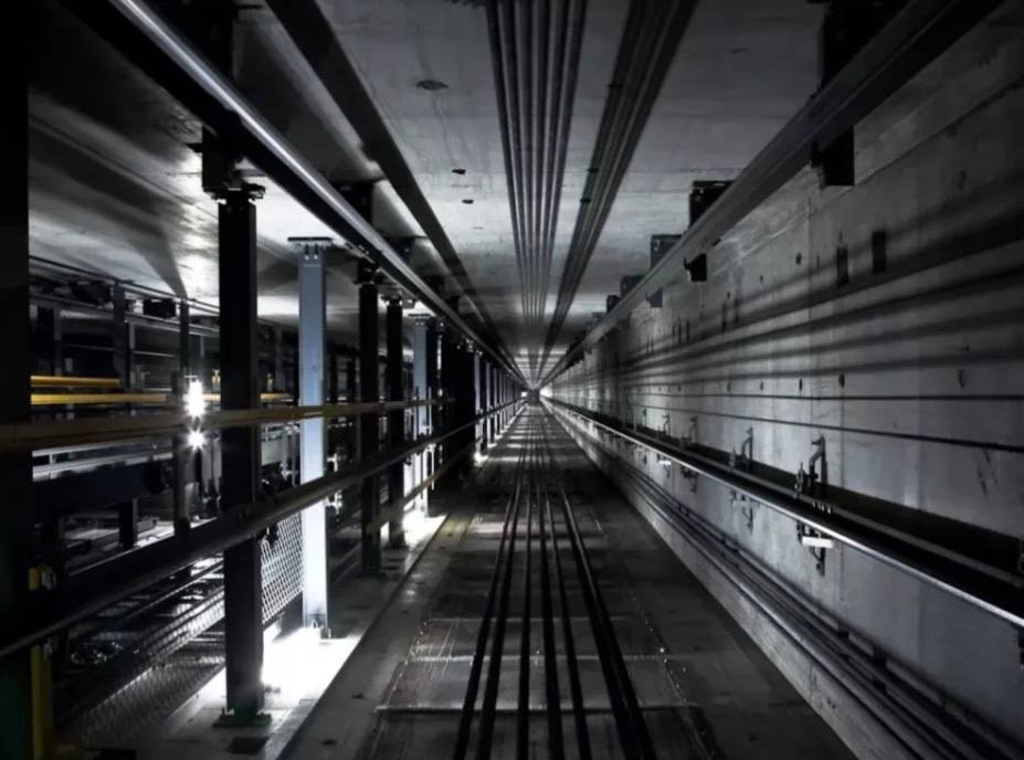 Сегодня на заседании ГД принят наш законопроект о введении профессионального обслуживания такого сложного оборудования как лифты С сентября следующего года к работам по ремонту обслуживанию и эксплуатации лифтов в МКД будут допускаться только организации имеющие необходимое диагностическое оборудование запчасти специалистов с подтвержденной необходимой квалификацией и диспетчерскую службу Текст закона предусматривает создание перечня таких профессиональных организаций и лиц чтобы у собственников в МКД и управляющих организаций была возможность при выборе организации быть уверенными что она способна проводить такие работы качественно Естественно все это в рамках действующих тарифов