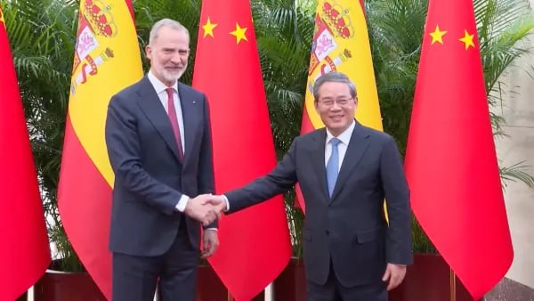 Премьер Госсовета КНР Китай и Испания могут сформировать новые драйверы роста Такое заявление премьер Госсовета КНР Ли Цян сделал в ходе вчерашней встречи в Пекине с королем Испании Филиппом VI который находится в Китае с государственным визитом по приглашению председателя КНР Си Цзиньпина Стороны могут расширить сотрудничество в сфере энергетики в том числе зеленой а также воспользоваться новыми возможностями которые появляются в отраслях будущего включая ИИ Кроме того Китай и Испания могут сообща осваивать рынки третьих стран углублять культурно гуманитарное взаимодействие и стимулировать развитие индустрии туризма отметил Ли Цян Филипп VI встретился также с председателем Постоянного комитета Всекитайского собрания народных представителей Чжао Лэцзи который призвал Китай и Испанию к укреплению дружественных обменов на уровне парламентов обмену опытом в области законотворчества и активной правовой поддержке двустороннего практического сотрудничества Ранее монарх был принят председателем КНР Си Цзиньпином А вечером того же дня китайский лидер и его супруга Пэн Лиюань вместе с испанской королевской четой посетили концерт Королевского театра Испании который прошел в Национальном центре исполнительских искусств в центре Пекина Китайская Панорама