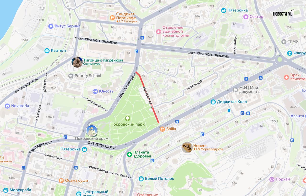 Ещё на одной улице Владивостока, Московской, изменят схему дорожного движения. После обращений граждан и исследования городского управления дорог на ней решено запретить парковку машин для удобства и безопасности. Подробнее