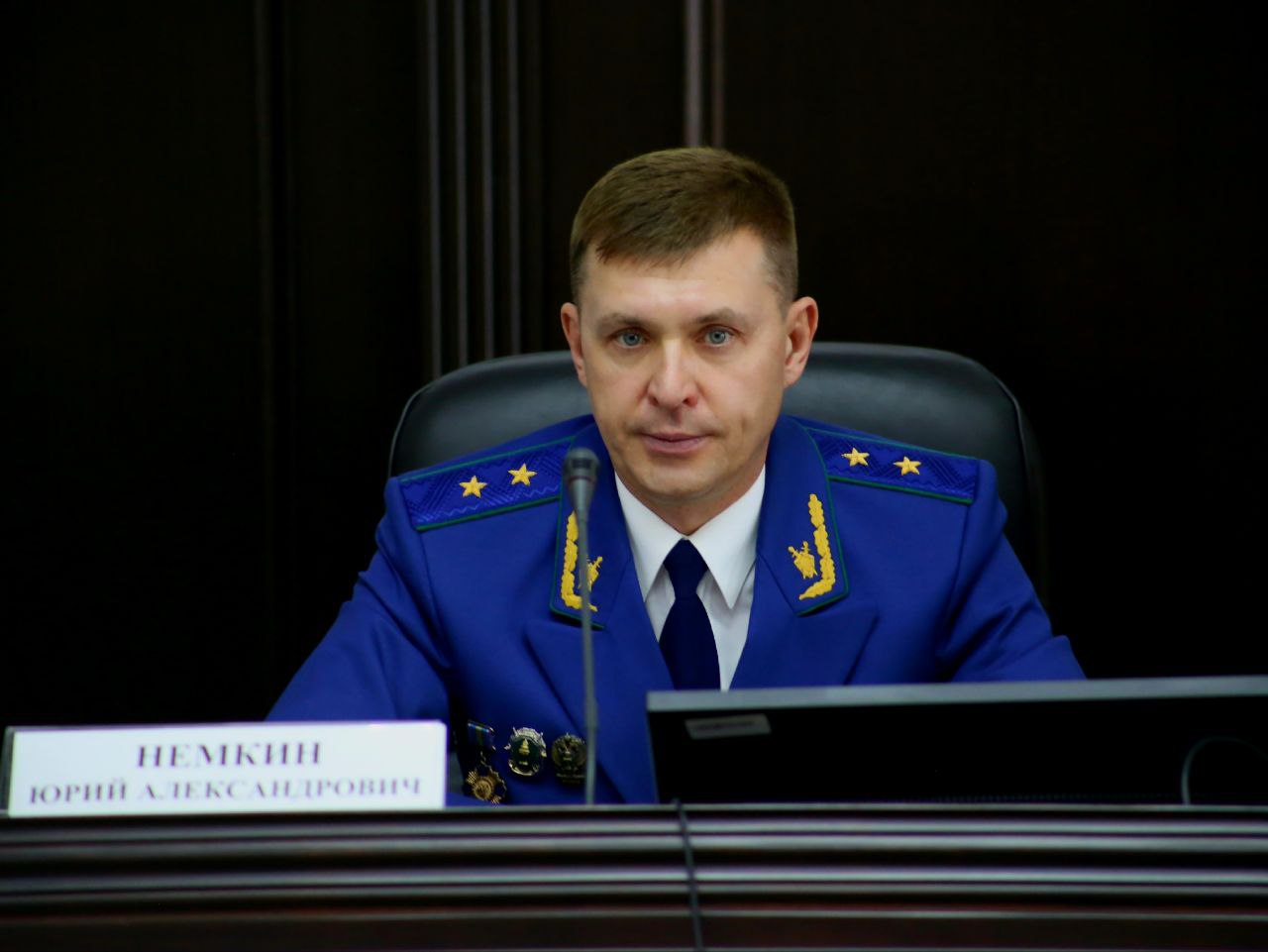 Прокурор края Юрий Немкин контролирует вопросы конфискации имущества преступников Прокурорами в текущем году выявлены свыше 4 тыс нарушений законодательства об исполнительном производстве  судебными приставами зачастую не накладывается арест на транспортные средства конфискованные по приговорам судов  работниками регионального управления Росимущества изъятый транспорт оперативно не реализуется и не передается для нужд государства В целях устранения нарушений закона в ГУ ФССП России по краю и в Ставропольское управление Росимущества внесены представления По мерам прокурорского реагирования исполнено более 200 судебных актов а у злоумышленников изъято свыше 330 автомобилей После вмешательства надзорного ведомства 59 конфискованных у осужденных транспортных средств переданы на нужды Вооруженных Сил Российской Федерации