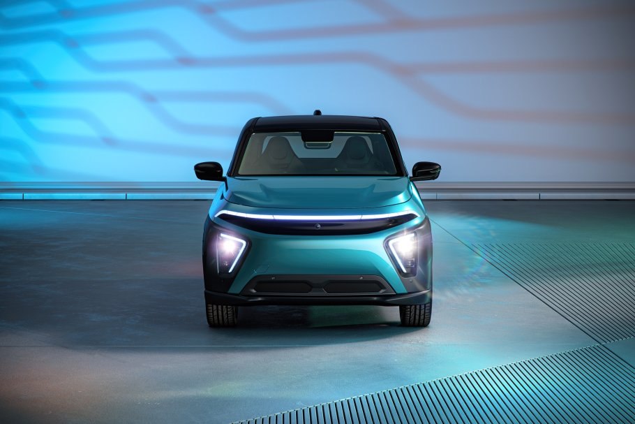 В России начались продажи электромобилей Атом В России объявлен старт предпродаж отечественного электрокара Атом В рамках совета директоров КамАЗа в Набережных Челнах был объявлен старт приема предварительных заказов на электрокар Атом Как сообщает пресс служба Ростеха Первую партию машин планируется распределить между сотрудниками компании Автомобиль оснащен 204 сильным электромотором на задней оси который позволяет разгоняться до 100 км ч за 8 секунд и развивать максимальную скорость до 170 км ч Модель доступна в трех модификациях для личного пользования такси и каршеринга Сервисные центры откроют в Москве Санкт Петербурге Нижнем Новгороде Казани Набережных Челнах и других крупных городах страны Пресс служба Атома