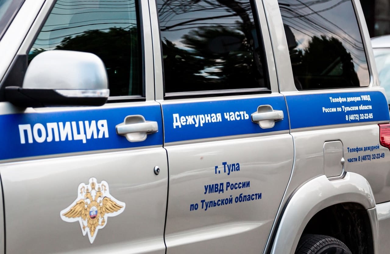 В Киреевском районе стражами порядка установлен подозреваемый в краже дорогостоящего смартфона В дежурную часть отдела МВД России по Киреевскому району обратился 37-летний местный житель. Он сообщил, что несовершеннолетняя дочь, оставила его дорогостоящий смартфон на лавочке возле многоквартирного дома на улице Чехова. Вернувшись через некоторое время, не обнаружила его на месте. Ущерб от противоправного деяния составил 39 тысяч 900 рублей. В ходе проведения оперативных мероприятий и при просмотре записей с камер видеонаблюдения полицейскими был установлен ранее судимый и нигде не работающий 48-летний житель села Майское Киреевского района. Злоумышленник признался в совершенном деянии. Похищенное имущество у него было изъято. В настоящее время в отделе МВД России по Киреевскому району проводится процессуальная проверка, решается вопрос о возбуждении уголовного дела по статье 158 УК РФ «Кража». Полиция Тульской области напоминает, что во избежание уголовно-наказуемых последствий не следует забирать забытые или утерянные другими людьми вещи, а тем более обращать их в свою пользу. При обнаружении таких предметов, следует принять меры по их возврату собственнику, либо сообщить о находке в органы внутренних дел. #МВД #МВДРоссии #Полиция #ПолицияРоссии #Police #RussianPolice #Russia #ТульскаяПолиция