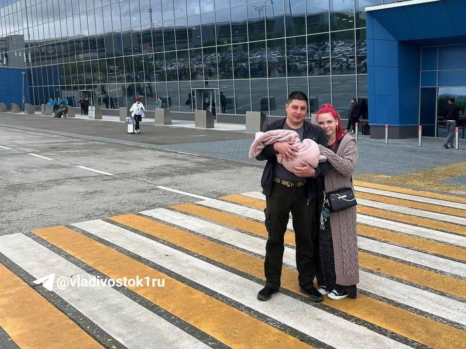 Приморца объявили дезертиром а затем сообщили о его возможной гибели Учительница из Владивостока Наталья П уже полгода пытается доказать что её муж Дмитрий пропавший 10 октября 2025 года в зоне СВО не дезертировал Через неделю после исчезновения его внесли в список СОЧ самовольно оставивших часть семья лишилась выплат и фактически осталась без средств к существованию В начале декабря Наталье позвонил мужчина представившийся полицейским из Мариуполя и сообщил о смерти супруга Однако вскоре из ведомств пришли ответы о том что он объявлен в розыск как дезертир Лишь в конце января военная прокуратура Кяхтинского гарнизона сообщила что найдено тело личность которого устанавливается и что речь может идти об убийстве есть подозреваемый По данным источников уголовное дело о самовольном оставлении части приостановлено в декабре Без завершения экспертиз тело семье не передают а статус военнослужащего официально не изменён NEWS VL в MAX прислать новость