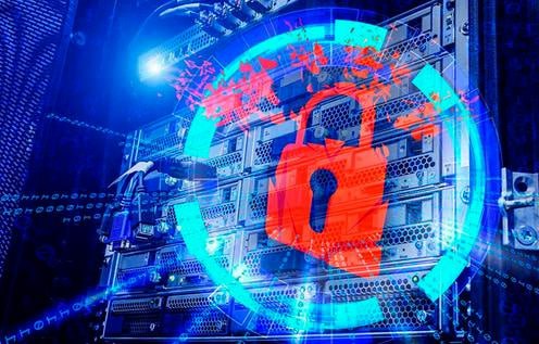 Компании Apple и Google предупредили пользователей в Казахстане Узбекистане и Таджикистане об угрозе хакерских атак за которыми стоят государственные структуры Корпорация Apple заявила что соответствующие предупреждения были разосланы 2 декабря Других подробностей нет Компания не ответила на вопросы о количестве атакованных пользователей и не сообщила кто по ее данным ведет слежку В Apple лишь отметили масштаб рассылки уведомлений на сегодняшний день мы уведомили пользователей в более чем 150 странах Заявление производителя iPhone последовало за сообщением Google опубликованным 3 декабря Эта корпорация разослала уведомления всем известным ей пользователям ставшим мишенью шпионского программного обеспечения ПО Intellexa Подробнее на нашем сайте Актуальные новости из Центральной Азии fergananews