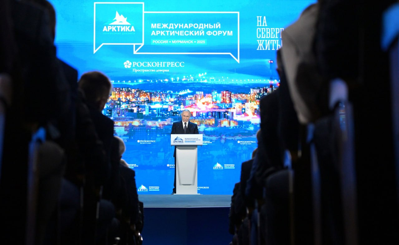 Андрей Чибис закрепил за Мурманском звание столицы Русской Арктики С 2027 административный центр Мурманской области станет постоянной площадкой Международного арктического форума МАФ Арктика территория диалога Напомним что МАФ проведенный в Мурманске в марте этого года принес ряд важных решений для регионов Арктической зоны В их числе утверждение Владимиром Путиным мастер планов опорных городов Арктической зоны трехкратное увеличение мощности Мурманского транспортного узла усиление Северного морского пути как ключевого этапа Трансарктического транспортного коридора запуск новых мер поддержки в части жилья здравоохранения и городской среды Решение о постоянном проведении форума в Мурманске закрепляет статус региона как центра развития российской Арктики Андрей Чибис Теперь ключевые решения будут приниматься здесь в арктическом регионе что усилит их практическую направленность и эффективность реализации С ним согласен советник Президента России ответственный секретарь Оргкомитета МАФ Антон Кобяков Мурманск российские ворота в Арктику Арктика формирует около 6 ВВП России и примерно 10 общего объема экспорта Регион играет ключевую роль в формировании торговых цепочек через Северный морской путь и обеспечивает обороноспособность страны Проведение Форума поддержит интенсивное развитие инфраструктуры инноваций и новых экономических возможностей Арктического региона что будет иметь мультипликативный эффект для всей страны