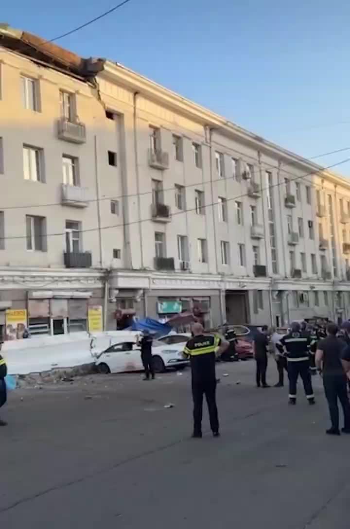 Обрушение конструкции рядом с железнодорожным вокзалом в Тбилиси