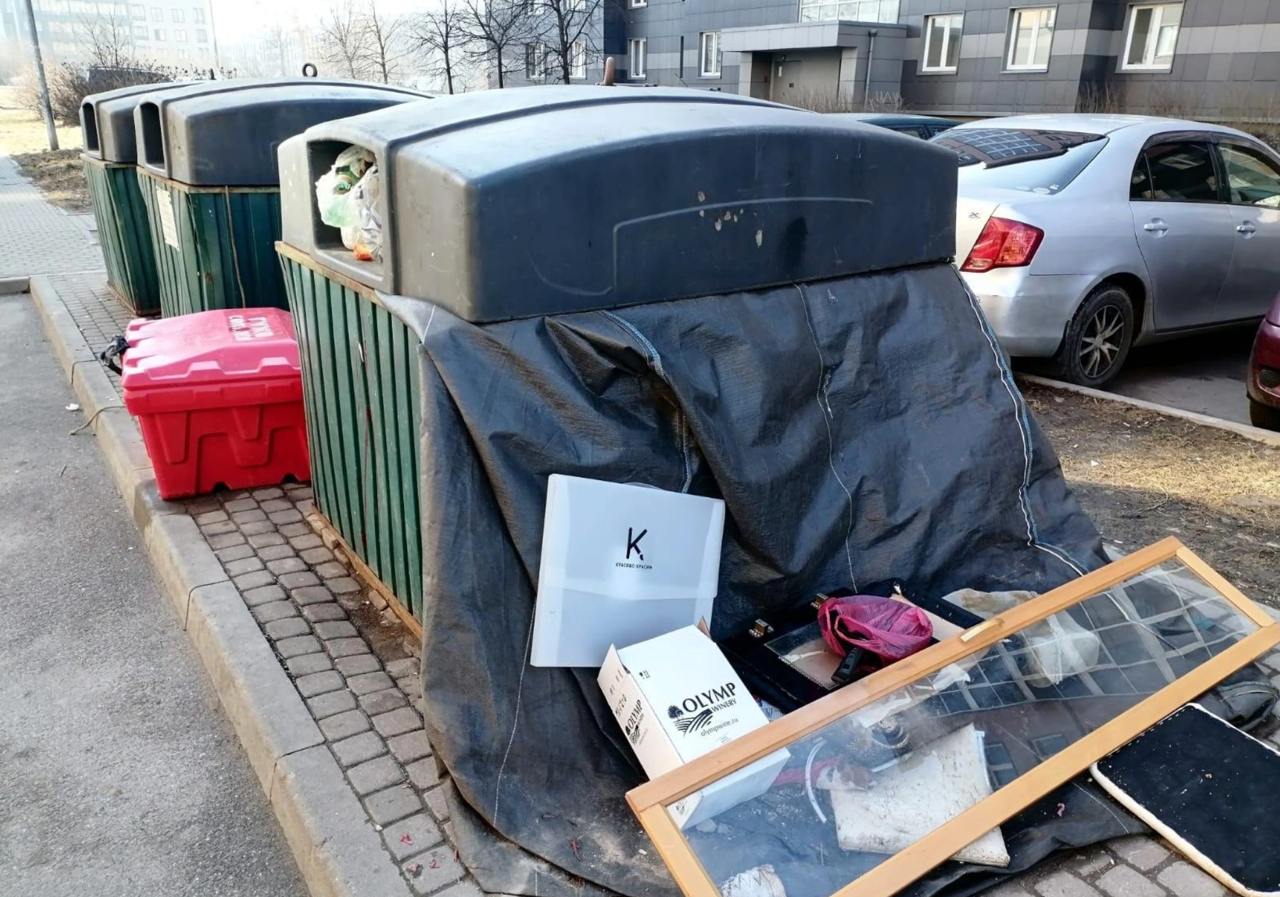 «Загазован и опасен»: Редкая причина не вывозить мусор до лета появилась в Пушкинском районе Жители Пушкинского района Петербурга жалуются на переполненные мусорные контейнеры с повреждёнными внутренними мешками. Проблема, по словам местных, затронула площадку у дома 36 по Колпинскому шоссе — контейнер здесь не очищается почти два месяца из-за порванного внутреннего мешка. Его замена запланирована только на лето. Контейнер не числится на балансе района, так как застройщик не передал его официально. В результате управление благоустройства не может тратить бюджетные средства на его обслуживание. Такая же ситуация, по словам жителей, наблюдается ещё на 17 аналогичных площадках одного жилого комплекса. Обращения направлены в адрес губернатора, однако ответа пока не поступило. Жители опасаются ухудшения санитарной обстановки. В администрации Пушкинского района сообщили, что в курсе ситуации и рассматривают вопрос о выделении финансирования на замену мешков. При поступлении средств обещают оперативно приступить к их замене. Флэш Питер - подписаться