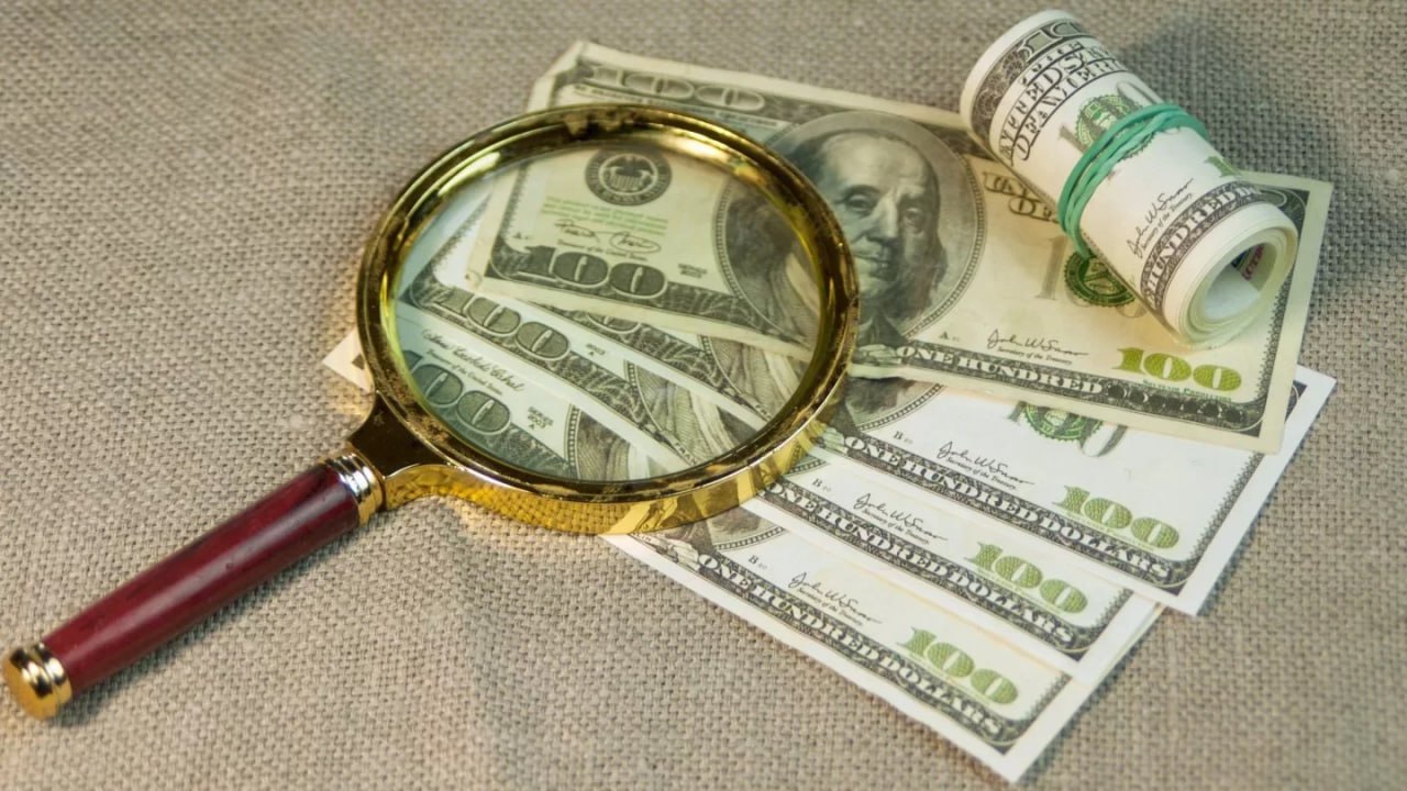 Суд арестовал имущество семьи Кайрата Кожамжарова на несколько миллиардов по иску Halyk Bank Медеуский суд Алматы арестовал имущество компаний и родственников бизнесмена Дулата Кожамжарова Народный банк подал иск и потребовал заблокировать активы на 2 63 миллиарда тенге Первым на это обратило внимание издание BesMedia Наложить арест в пределах заявленного иска 2 55 млрд тенге и суммы оплаченной госпошлины 76 5 млн тенге Всего 2 63 млрд тенге на всё движимое и недвижимое имущество ответчиков ТОО Группа Компаний Ойл Снаб ТОО HILL Resources ТОО HILL Invest ТОО AvtoTechMas Ltd Дулата Кожамжарова и Гульназ Кожамжаровой говорится в определении суда Дулат Кожамжаров занимает 57 е место в казахстанском списке Forbes с состоянием в 110 млн долларов Он значится учредителем семи компаний и контролирует крупное предприятие по производству смазочных материалов Hill Corporation с производственным комплексом в Шымкенте Брат бизнесмена Кайрат Кожамжаров в разное время занимал должности акима Акмолинской области генерального прокурора и депутата сената Сейчас его разыскивает Казахстан Ранее Генпрокуратура интересовалась активами Дулата Кожамжарова в рамках закона о возврате незаконно приобретённых активов Комитет внёс бизнесмена в соответствующий список хотя его представители пытались оспорить решение Фото Envato Elements t me orda kz