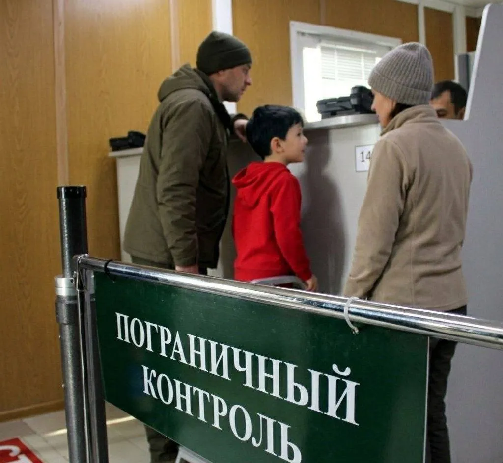 В России продлили эксперимент по сбору биометрии у иностранцев Правительство РФ продлило эксперимент по сбору биометрических данных у иностранных граждан и лиц без гражданства въезжающих в страну Теперь он будет действовать до 31 декабря 2027 года Ранее эксперимент был рассчитан до 30 июня 2026 года Власти объяснили продление положительными результатами и необходимостью дальнейшей модернизации пунктов пропуска и программ биометрической идентификации Система действует в аэропортах и на пограничных пунктах а при наличии технической возможности постепенно распространяется на все пункты въезда в Россию