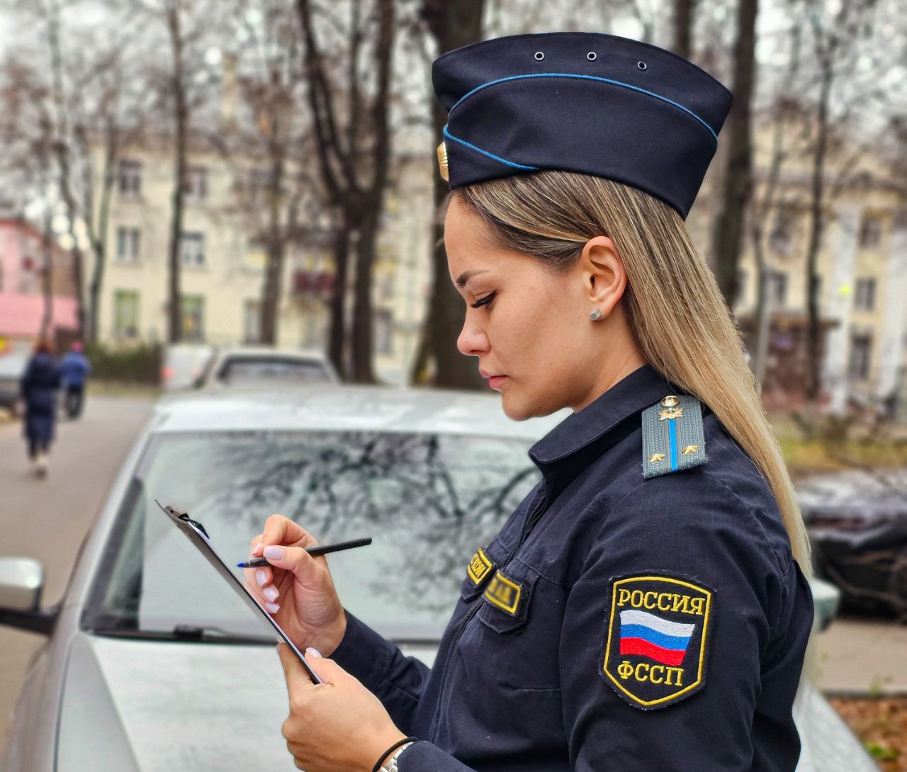 Долг по договору поставки взыскан судебными приставами Московской области Более 9 7 млн рублей задолженности по договору поставки в том числе и неустойку в размере двукратной суммы непоставленного товара взыскали судебные приставы Подмосковья с недобросовестного поставщика в пользу заказчика По условиям мирового соглашения заключенного после длительных судебных тяжб подмосковная компания по производству металлических конструкций и изделий в счет погашения долга по договору поставки была обязана в установленный срок произвести отгрузку продукции надлежащего качества на сумму чуть более 3 000 000 рублей В случае же нарушения условий мирового соглашения суд обязал ответчика выплатить сумму первоначального иска в которую включены проценты за пользование чужими денежными средствами а также уплатить неустойку в размере двукратной суммы непоставленного товара и компенсировать расходы на юридические услуги Исполнительный документ о взыскании более 9 688 000 рублей задолженности поступил на принудительное исполнение в Коломенский районный отдел судебных приставов Главного управления ФССП России по Московской области Судебный пристав исполнитель возбудила исполнительное производство и уведомила об этом руководство компании а также предупредила о применении принудительных мер взыскания и мер административного и уголовного воздействия  Однако беседа с сотрудником службы не побудила компанию должника произвести оплату долга Тогда судебный пристав исполнитель вынесла постановление о взыскании исполнительского сбора в размере 678 000 рублей и о запрете внесения изменений в ЕГРЮЛ И только арест дорогостоящего промышленного оборудования с целью принудительной реализация данного имущества организации должника привели к уплате задолженности  После поступления на депозитный счет отдела денежных средств в размере 9 688 000 рублей и перечисления их взыскателю исполнительное производство было окончено Также было взыскано 678 000 рублей исполнительского сбора Решение суда исполнено