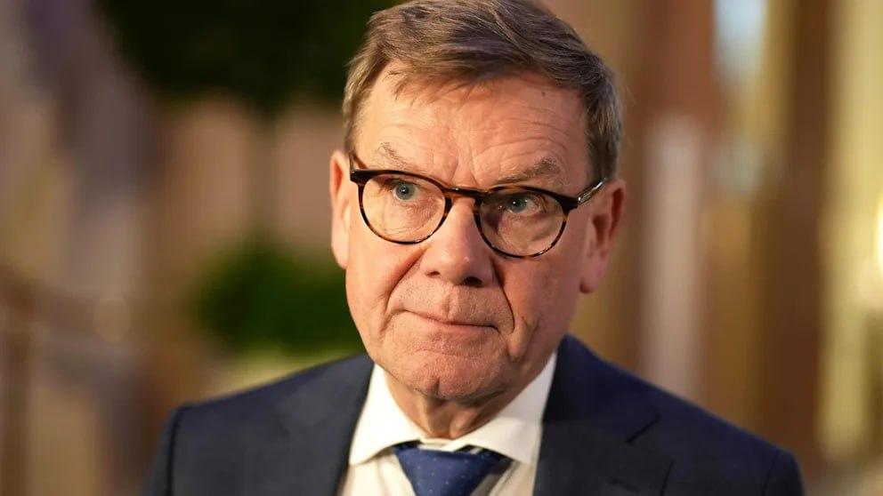 Глава МИД Германии Йоханн Вадефуль хочет чтобы его портрет висел в немецких посольствах по всему миру В Германии это уже давно обычная практика что в зарубежных представительствах висит портрет действующего президента Теперь к этому добавится ещё одно лицо министр иностранных дел Йоханн Вадефуль распорядился размещать не только фото Франка Вальтера Штайнмайера но и его собственный портрет Причём это должно быть не просто какое то фото в письме министра подробно указано в каком формате нужно распечатать и оформить приложенное изображение В МИД подчёркивают что они лишь следуют практике принятой например в Министерстве обороны фото министра Бориса Писториуса висит на каждой базе бундесвера Для Вадефуля якобы важно укрепить связь зарубежных представительств с министерством В ведомстве говорят что хотят избавиться от ощущения будто посольства чувствуют себя слишков отдалёнными и потому работают соответственно Видимо теперь им в этом должен помочь портрет министра BILD Russian