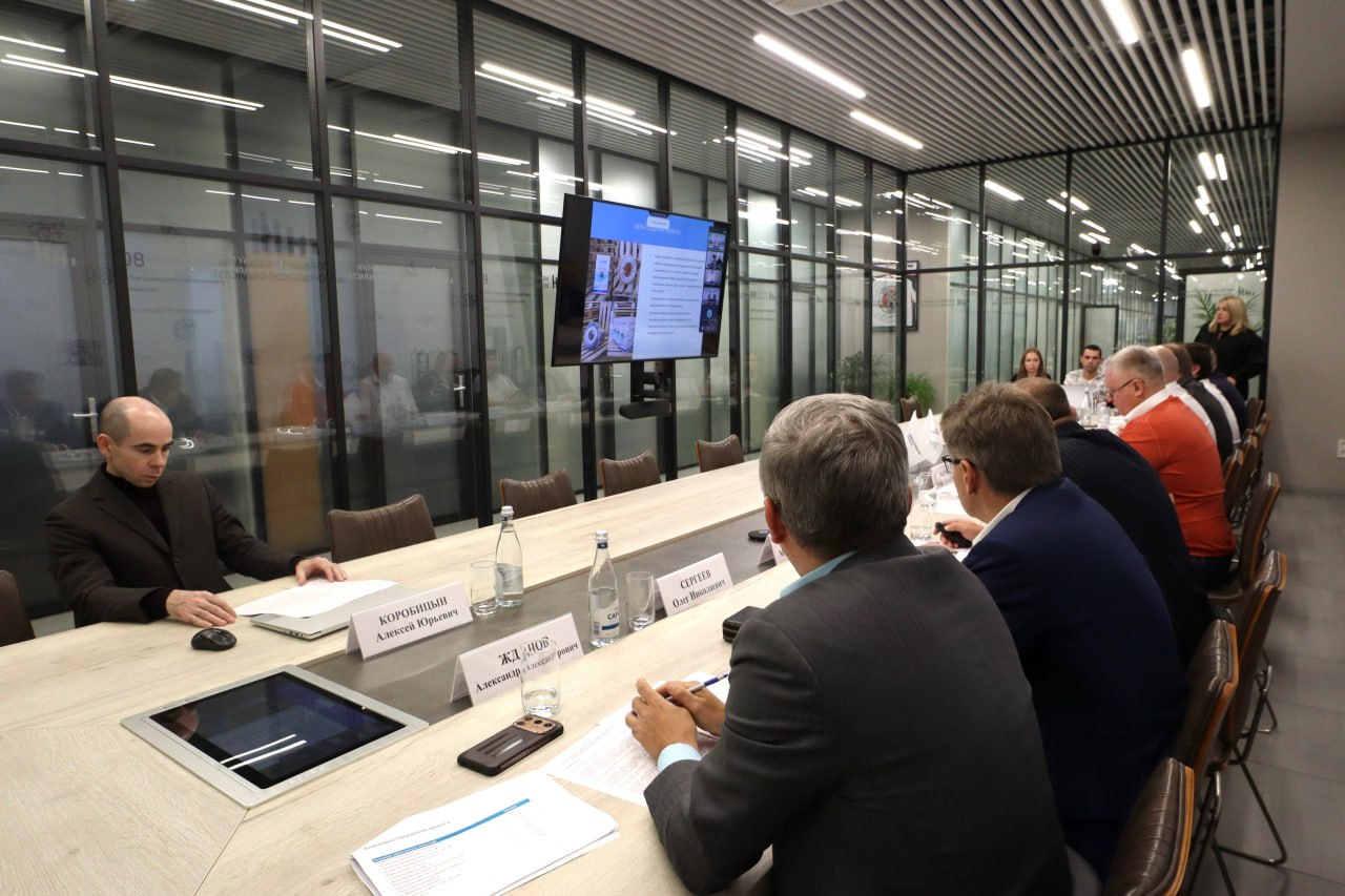 Экспертный совет по развитию нижегородской ОЭЗ Кулибин одобрил реализацию пяти проектов более чем на 19 млрд рублей ООО Пьюрус намерено построить завод по производству высокочистых газов Инвестор намерен вложить в проект более 200 млн рублей будет создано 55 рабочих мест ООО ЦМС Чайка планирует создать центр модульного судостроения который будет выпускать различные платформы Объем инвестиций в проект составляет 350 млн рублей планируется создать 34 рабочих места ООО Скайнет планирует создать производство кабелей для различных отраслей На реализацию проекта будет направлено 250 млн рублей планируется создание 25 рабочих мест ООО Волга станкопривод реализует проект по созданию импортозамещающего производства компонентов для станков с числовым программным управлением Объем инвестиций составляет 145 млн рублей планируется создать 15 рабочих мест Еще одна компания планирует запустить крупное химическое производство Объем инвестиций в проект составляет 18 4 млрд рублей планируется создать 484 рабочих места