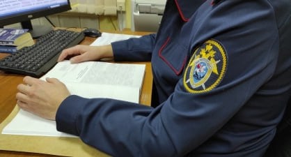 Житель областного центра предстанет перед судом по обвинению в истязании на продолжении длительного времени членов семьи   Региональными следственными органами СКР установлено, что в период с октября 2016 года по сентябрь 2023 года по месту жительства в областном центре обвиняемый, находясь в состоянии алкогольного опьянения, систематически наносил побои своей супруге и двум несовершеннолетним детям, младший из которых является его сыном.  О противоправных действиях подследственного стало известно после того, как его супруга после акта насилия обратилась в правоохранительные органы. В настоящее время семья проживает отдельно от обвиняемого.   Дело направлено в суд для рассмотрения по существу.