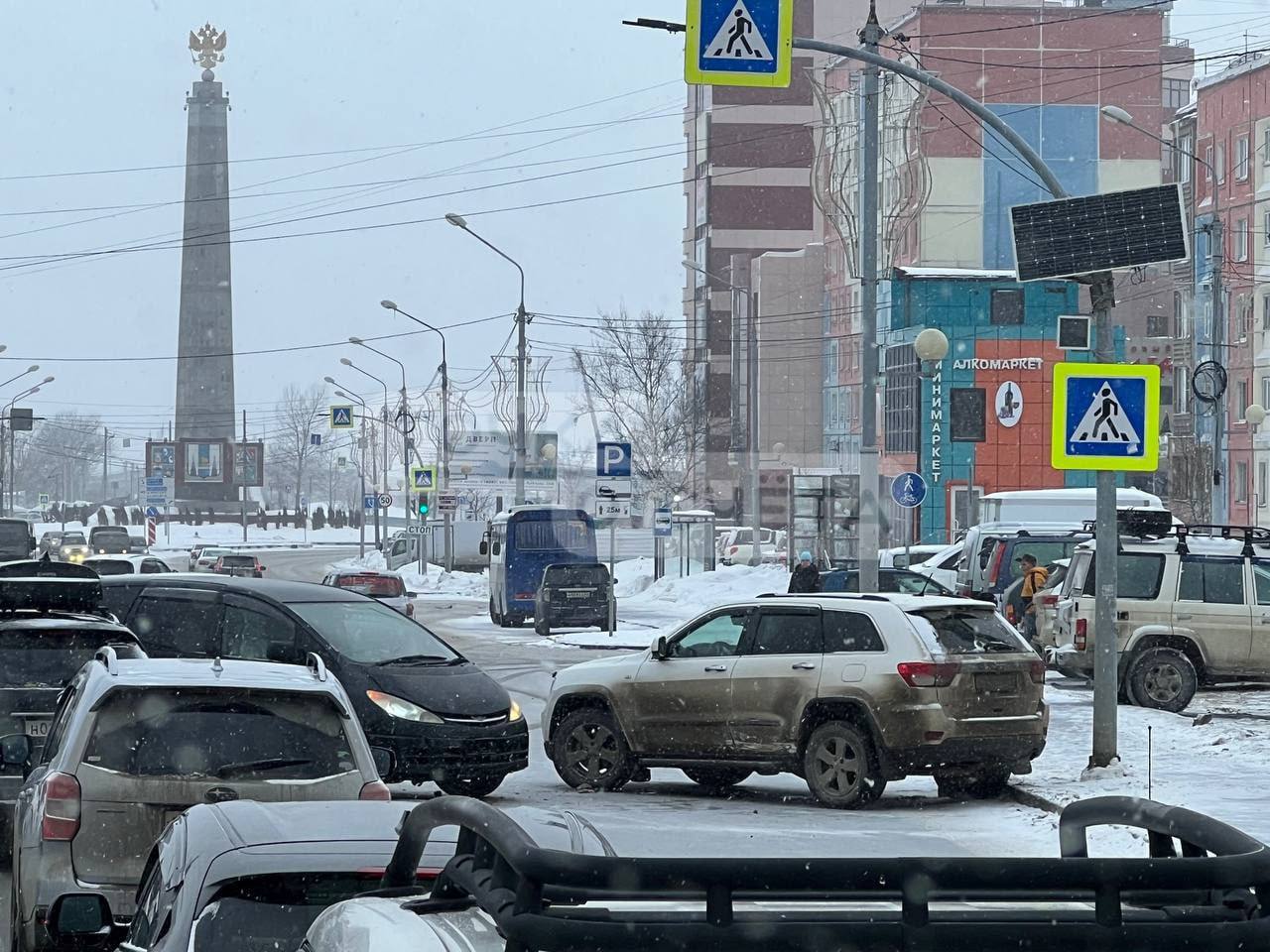 Минивэн и внедорожник не смогли разъехаться в Южно-Сахалинске  Ещё одна авария произошла утром 27 января в областном центре. На улице Пуркаева перед пересечением с улицей Ленина столкнулись, предположительно, Jeep Grand Cherokee и Toyota Estima.  Информации о пострадавших не поступало. В результате аварии на проезжей части образовался затор.