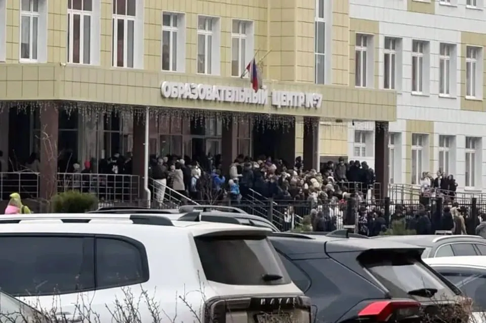 В рюкзак даже не посмотрели в Челябинске дети и родители озадачены досмотром и огромными очередями на входе в школы На входе в челябинский Образовательный центр 7 утро за утром выстраиваются огромные очереди Чтобы попасть на уроки школьникам необходимо пройти досмотр Правила строгие Дети должны показать что несут с собой в школу С травмоопасными предметами входить нельзя И даже игрушечные пистолетики под запретом Родители переживают что толпа у школьных дверей сама по себе создает угрозу для детской безопасности Ученики могут пострадать в давке и без всяких запрещенных предметов   Подписаться на chelkp Мы в MAX