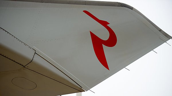 Авиакомпания "Россия" перейдет к эксплуатации только МС-21 Авиакомпания "Россия" перейдет к эксплуатации только среднемагистральных отечественных самолетов МС-21, заявил генеральный директор группы "Аэрофлот" Сергей Александровский. Об этом сообщает ТАСС. "По мере замещения флота планируется перейти к эксплуатации только среднемагистральных самолетов. Сейчас авиакомпания "Россия" эксплуатирует в том числе и дальнемагистральные самолеты. Планируем, что будут эксплуатировать только воздушные суда МС-21 в компоновке класс "эконом" и класс "комфорт", сейчас есть в том числе и бизнес-класс", – сказал Александровский в интервью телеканалу "Россия-24". МС-21 – среднемагистральный пассажирский самолет нового поколения. Импортозамещенный лайнер собирают на Иркутском авиационном заводе. aviaru.net/n284419