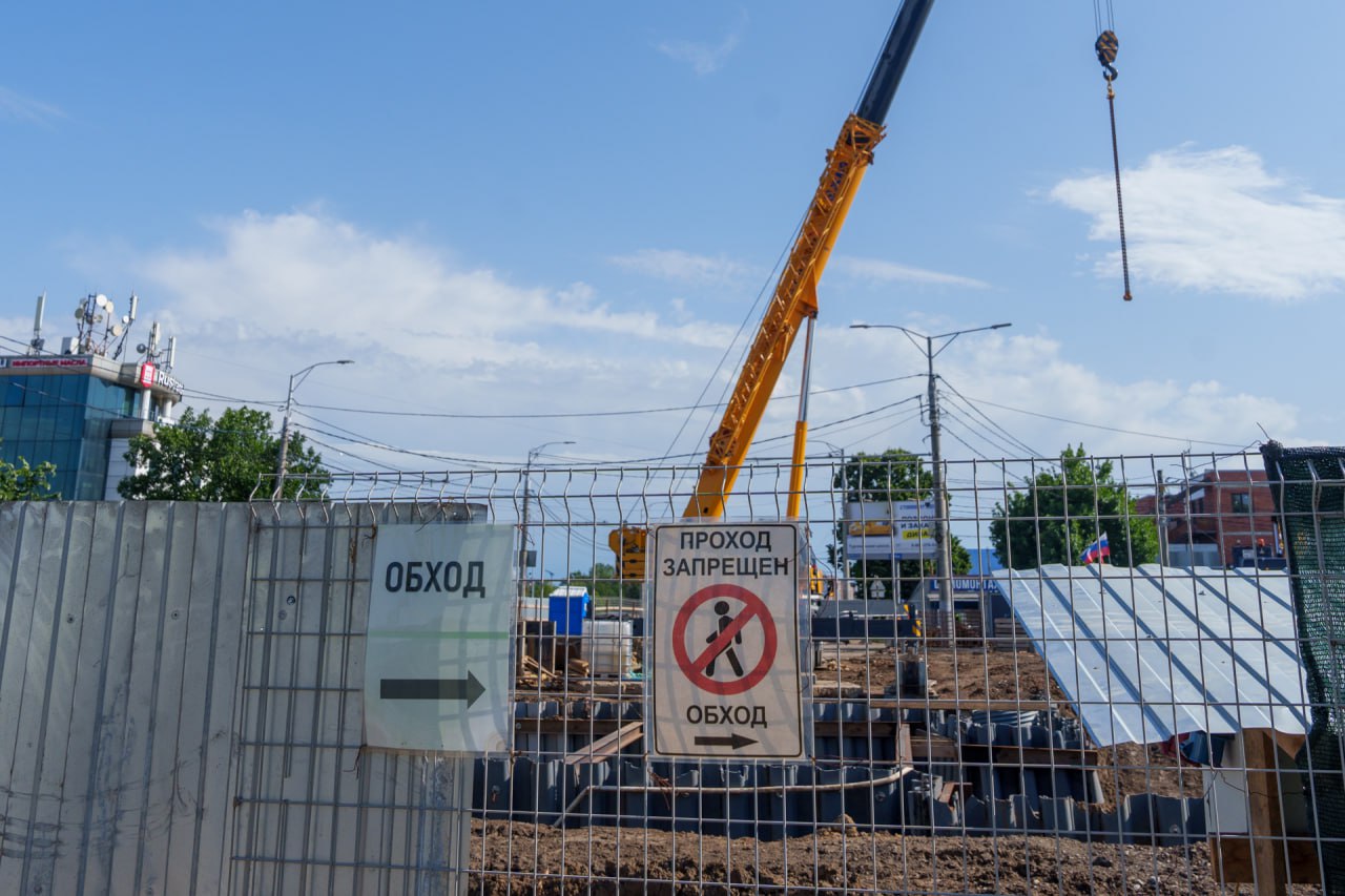 Строительство перехода отменили из за непогоды в Краснодаре Строительство перехода на улице Дзержинского в Краснодаре свернули из за непогоды Второй этап работ должен был стартовать сегодня 15 октября Планировалось перенести коммуникации подключить газопровод установить лифты обустроить остановки и тротуары а также обновить разметку и знаки О новой дате начала работ станет известно позже Схема движения по Дзержинского между улицами Грибоедова и Нахимова остаётся без изменений