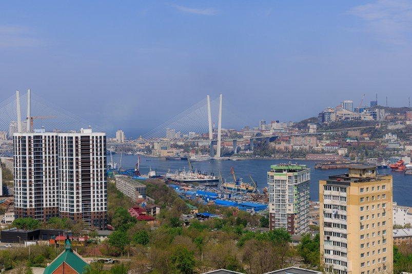 ВТБ профинансирует строительство жилья в развивающемся районе Владивостока ВТБ профинансирует строительство жилого квартала общей площадью 129 3 тысячи кв метров во Владивостоке Общий объем финансирования составит 9 3 млрд рублей Соответствующее соглашение подписали на ВЭФ 2025 16 член правления ВТБ Руслан Еременко и учредитель компании АО Прайм Групп Дмитрий Матвеенко Жилой квартал комфорт класса Секвойя Парк построят во Владивостоке в районе Нейбута который сейчас динамично развивается Сдача в эксплуатацию запланирована на четвертый квартал 2028 года