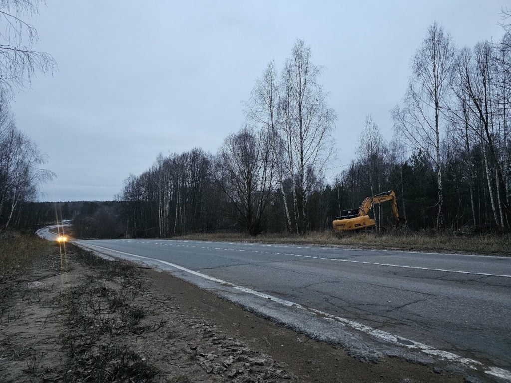 В Касимовском округе продолжается капитальный ремонт железобетонного моста через Сынтулку  В рамках реализации нацпроекта «Инфраструктура для жизни», который является преемником нацпроекта «Безопасные качественные дороги», в Касимовском округе продолжаются работы по восстановлению железобетонного моста через реку Сынтулка протяженностью более 72 м.  Искусственное сооружение располагается на участке региональной автодороги Москва – Егорьевск – Тума – Касимов. Эта дорога является значимой для жителей округа. Она ведет к больнице в поселке Сынтул, к фельдшерско-акушерскому пункту в деревне Лощинино, а также по ней проходит школьный маршрут.  На текущем этапе работ специалисты уже приступили к разбору старого основания проезжей части и тротуарных блоков с использованием современной строительной техники, включая экскаваторы. Для обеспечения безопасности дорожного движения и минимизации неудобств для водителей был организован временный объезд, по которому уже движется транспорт. Объект посетили представители...