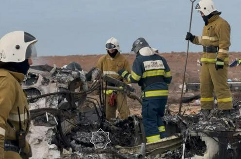 Специалисты обнаружили в корпусе упавшего вблизи аэропорта Актау самолета Azerbaijan Airlines  AZAL  многочисленные отверстия, а также посторонние металлические объекты. Согласно выводам экспертов, в компоненты воздушного судна проникли некие внешние объекты, повредив его гидравлические системы еще до столкновения с землей. Следствием этих повреждений стала потеря гидравлической жидкости/давления.  В предварительном отчете о расследовании причин крушения детально описывается полет воздушного судна и попытки экипажа посадить его в аэропорту Грозного. Из опубликованных данных следует, что во время посадки с разницей примерно в 20 секунд были зафиксированы два «звуковых удара», которые экипаж идентифицировал, как «удар птиц по кабине» и «взрыв двух сидений на борту», после чего у самолета отключился автопилот, упало давление в гидросистемах, отказала система триммирования и началась разгерметизация кабины. Подробнее  здесь