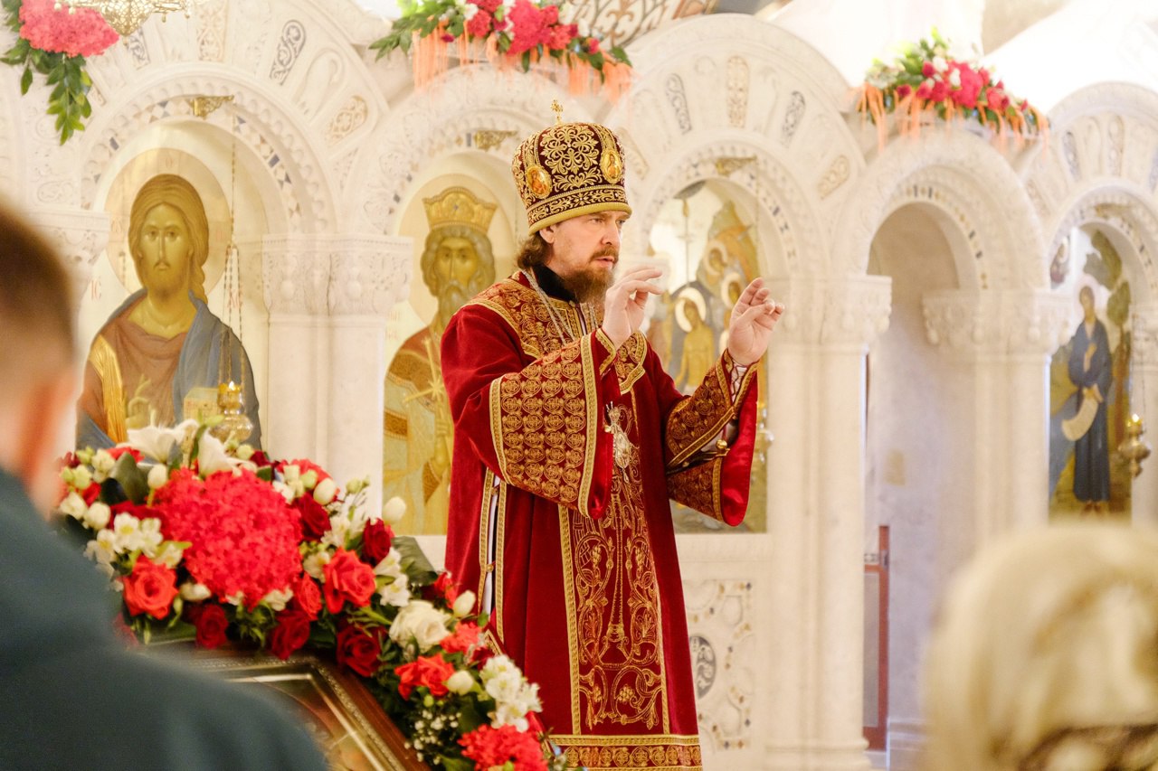 Митрополиту Челябинскому и Миасскому Алексию поручено временное управление Златоустовской епархией 15 мая в Патриаршей и Синодальной резиденции в Даниловом монастыре в Москве под руководством Святейшего Патриарха Московского и всея Руси Кирилла состоялось заседание Священного Синода Русской Православной Церкви. О ключевых кадровых решениях, принятых на нем, рассказал председатель Синодального отдела по взаимоотношениям Церкви с обществом и СМИ Владимир Легойда. По его словам, члены Священного Синода имели суждение о дальнейшем устроении церковной жизни в Запорожской области. «По итогам обсуждения Синод постановил епископу Златоустовскому и Саткинскому Петру быть Преосвященным Бердянским и Приморским, освободив его от управления Златоустовской епархией. Временное управление Златоустовской епархией поручено главе Челябинской митрополии», – сообщил Владимир Легойда.