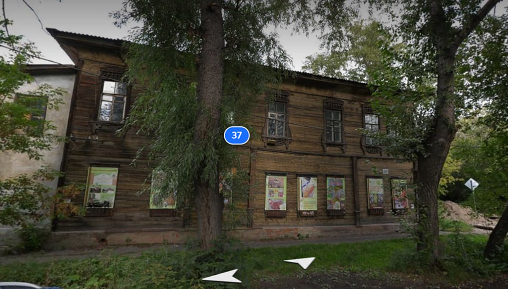 Рубль за квадрат в Омске сдают в аренду архитектурный памятник по символической цене Он расположен по адресу улица Почтовая 37 Срок аренды составит 49 лет Арендаторам придётся платить всего рубль за кв м в год однако в течение двух первых лет аренды необходимо разработать проект ремонта а в течение семи лет провести необходимые работы Также сразу после подписания договора арендатор должен застраховать объект от возможной утраты на сумму 2 млн рублей В описании лота на портале ГИС Торги отмечается что состояние здания построенного в 1917 году неудовлетворительное В нём отсутствуют инженерные коммуникации теплоснабжение электроснабжение водоснабжение и водоотведение Яндекс Панорамы Om1 Омск в MAX