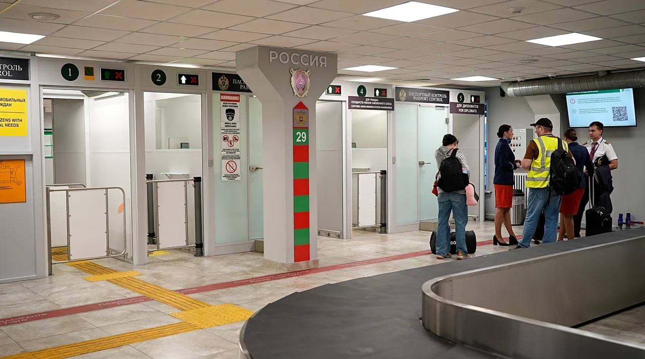 В России появился еще один пункт пропуска для въезда иностранцев по единой электронной визе Речь идет о воздушном пункте пропуска в аэропорту Кызыла столицы Республики Тыва Он стал 107 м пограничным пунктом где можно использовать электронную визу Механизм позволяющий посещать Россию по единой электронной визе запущен летом 2023 года Как оформить Визу можно оформить в специальном разделе на сайте МИД России для туристических деловых гуманитарных и гостевых поездок Для получения единой электронной визы не потребуется приглашений брони в отеле или каких либо других документов подтверждающих цель путешествия Детям до 6 лет визу оформят бесплатно Срок оформления не более 4 дней Подписаться на Правительство России в MAX