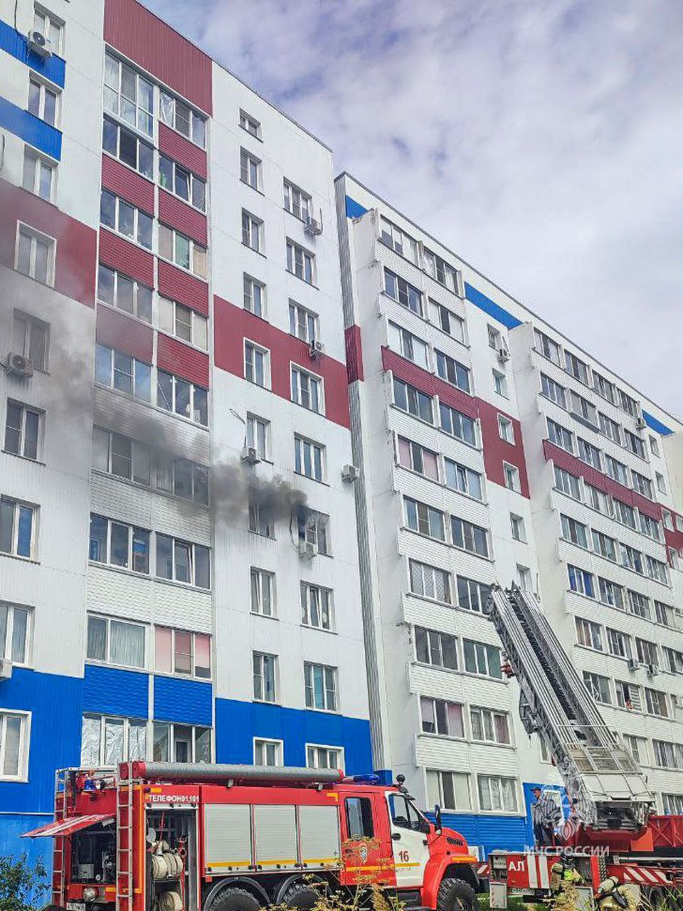В Кургане сотрудники МЧС России ликвидировали пожар в девятиэтажке В 5 микрорайоне Заозерного горела гостиная в квартире на 4 этаже. Огонь на 20 квадратах потушили 9 специалистов и 3 единицы техники чрезвычайного ведомства. Пострадавших в результате происшествия нет. До прибытия пожарно-спасательных подразделений из многоэтажки эвакуировались 20 человек, в том числе 2 ребенка. Предварительная причина: недостаток конструкции и изготовления электрооборудования. МЧС России напоминает: следи за состоянием проводки; пользуйся исправным электрооборудованием; не перегружай сеть; не оставляй включенные электроприборы без присмотра. Ваша безопасность - ваша ответственность! MAX