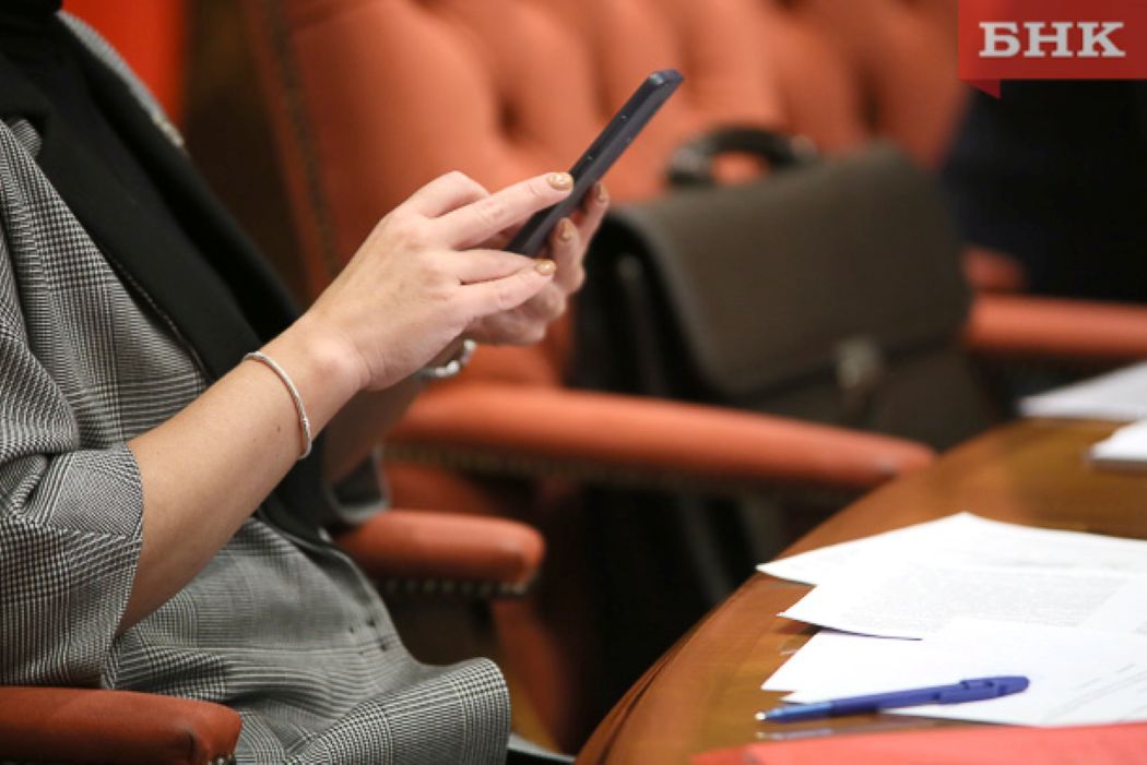 Госслужащие Коми будут общаться с жителями и друг с другом только через мессенджер MAX Такую задачу поставил руководитель республики Ростислав Гольдштейн. Мессенджер будет установлен на рабочих местах сотрудников, его рекомендуют также скачать на личный телефон.
