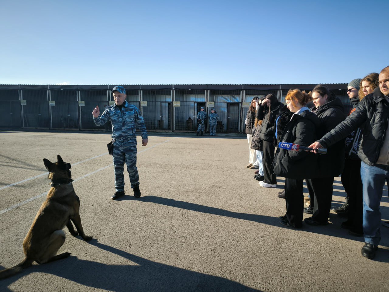 В Севастополе полицейские кинологи приняли участие в ежегодной Всероссийской акции «Студенческий десант», пригласив на экскурсию студентов колледжа сервиса и торговли при поддержке Общественного совета при УМВД.  Начальник центра кинологической службы подполковник полиции Марина Кириллова провела инструктаж по технике безопасности и рассказала о назначении центра. Учащиеся узнали о выборе и обучении собак для полиции, а также о необходимых навыках для выполнения задач. Полицейские поделились интересными фактами о породах и специфике обучения.  Студенты увидели работу четвероногих помощников в действии, познакомились с командами и методами поиска запрещённых веществ.    В завершение экскурсии учащиеся задали вопросы и обменялись мнениями, что способствовало более глубокому пониманию работы кинологической службы и воспитанию уважения к профессии.