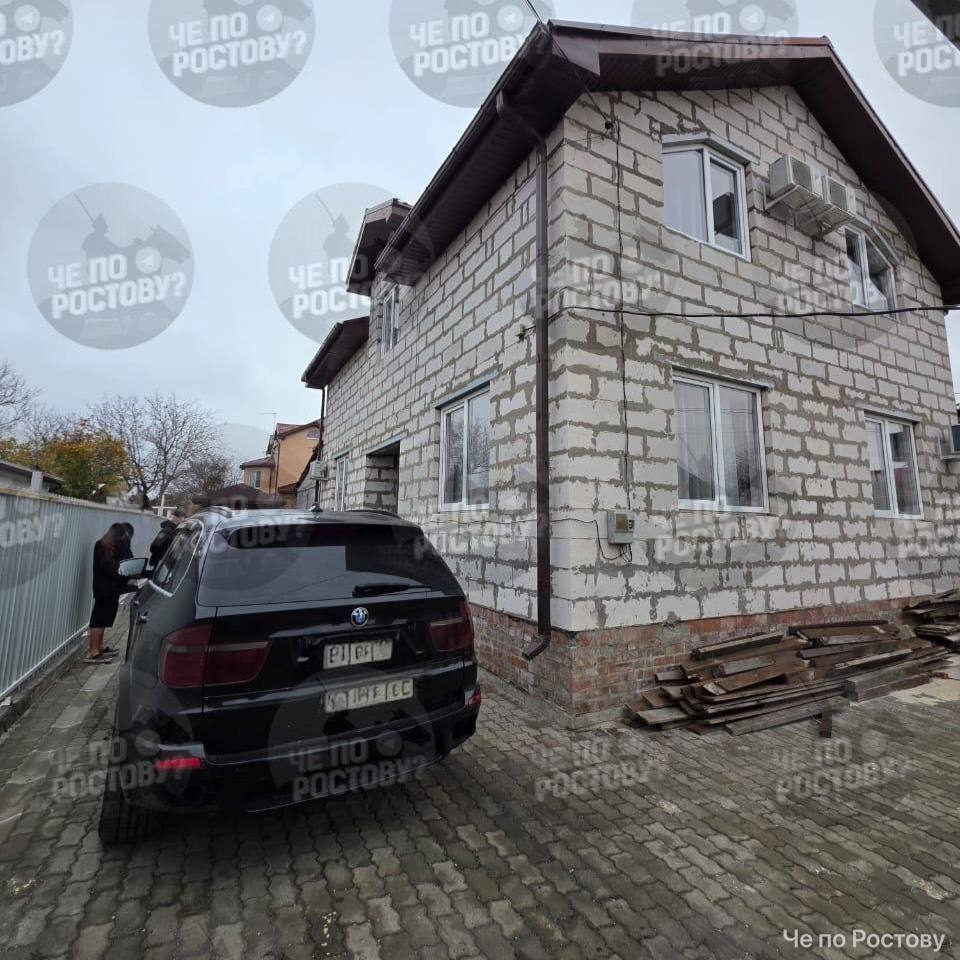 Руководство госпредприятия похитило 50 миллионов через фиктивные поставки в Ростове Следственный комитет возбудил уголовное дело в отношении директора по коммерции и главного бухгалтера ростовского госпредприятия По данным следствия они создали схему хищения средств на сумму более 50 миллионов рублей Подозреваемые оформляли фиктивные поставки ингаляторов через подконтрольные компании а затем списывали товар как бракованный Силовики уже провели обыски оба фигуранта задержаны Следствие ходатайствует об их аресте