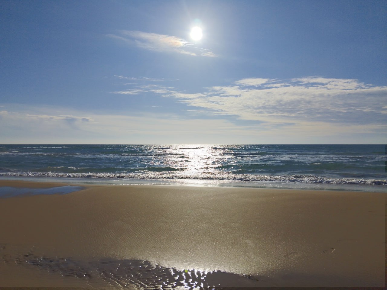 Министерство ГО и ЧС Краснодарского края опровергло распространяемую в мессенджерах и соцсетях информацию о новых выбросах мазута Выбросы нефтепродуктов в Анапе и Темрюкском районе не фиксировали уже больше трех месяцев Это касается как мелких так крупных фрагментов мазута Об этом 10 февраля сообщил Оперштаб Кубани ссылаясь на данные министерства ГО и ЧС Краснодарского края В ведомстве прокомментировали сообщения о якобы новых выбросах нефтепродуктов на пляжах курорта Видео и фотоматериалы с изображением крупных мазутных фракций распространяют в мессенджерах и соцсетях говорится в публикации Как отметили в министерстве ГО и ЧС мониторинг состояния береговой линии ведется ежедневно Выбросы нефтепродуктов в Анапе и Темрюкском районе не фиксировали уже больше трех месяцев Это касается как мелких так и особенно крупных фрагментов мазута Более подробно на Анапа Регион в MAX